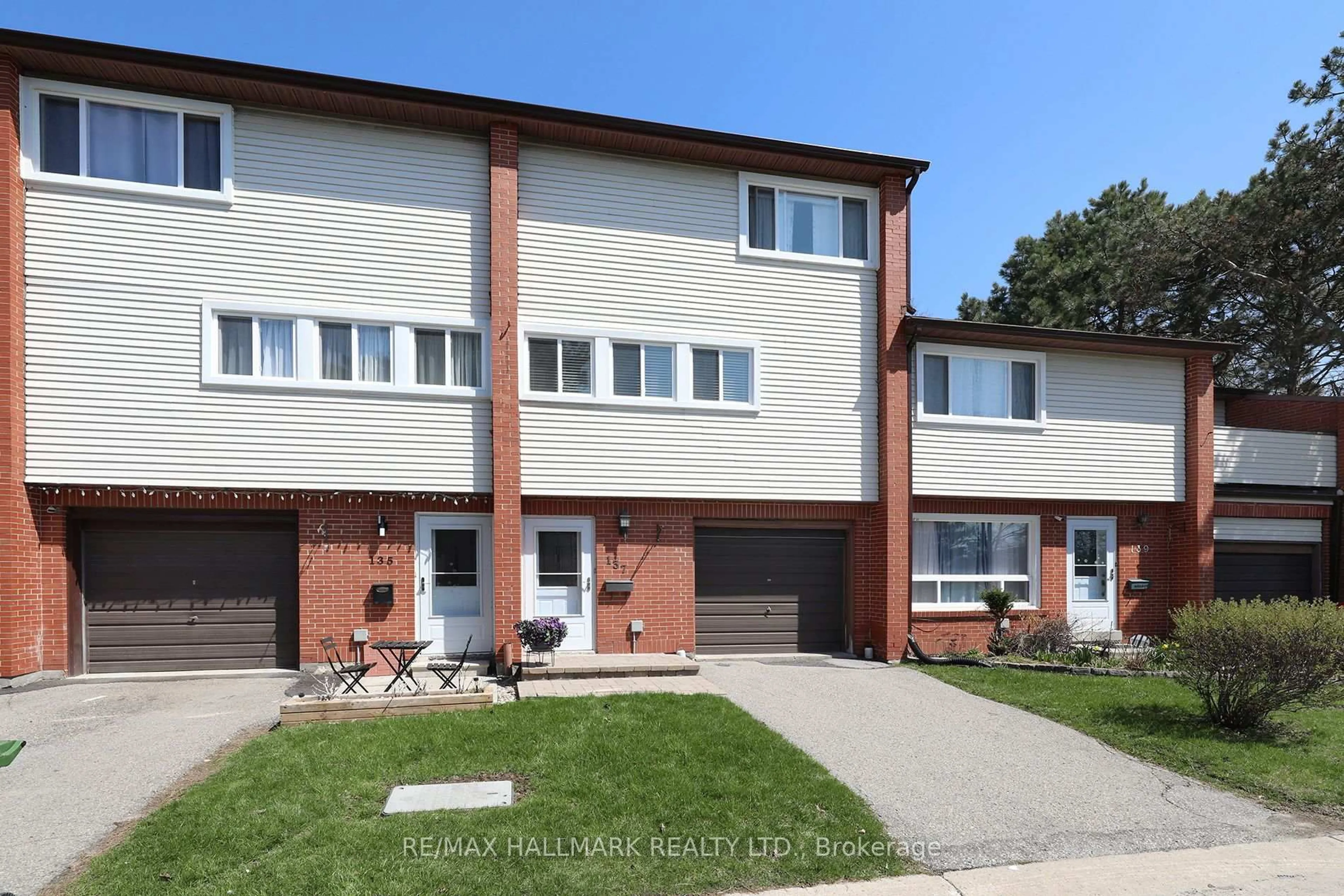 Home with brick exterior material, street for 90 Wingarden Crt #137, Toronto Ontario M1B 2K3