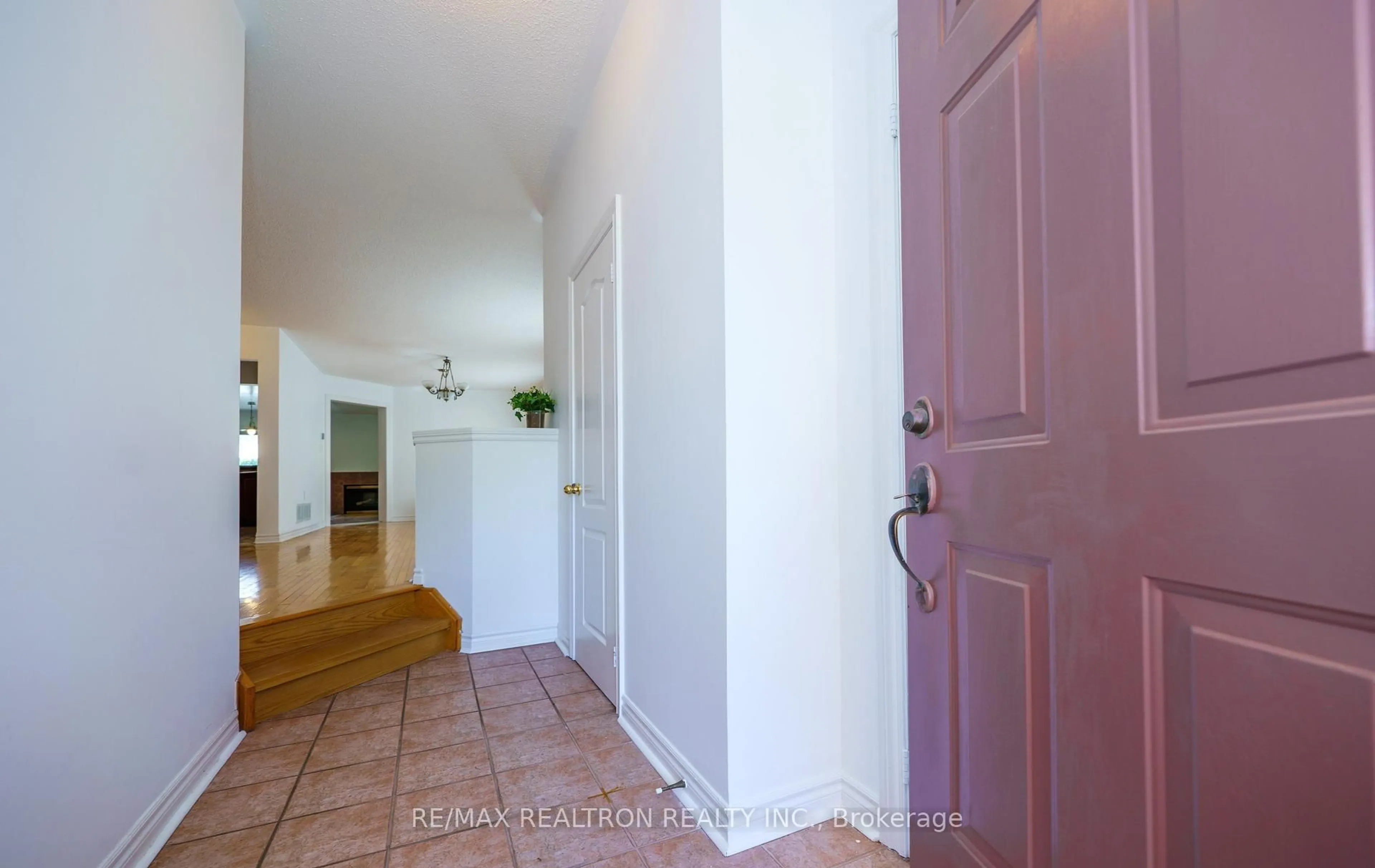 Indoor entryway for 28 Lioba Dr, Toronto Ontario M1L 4V1