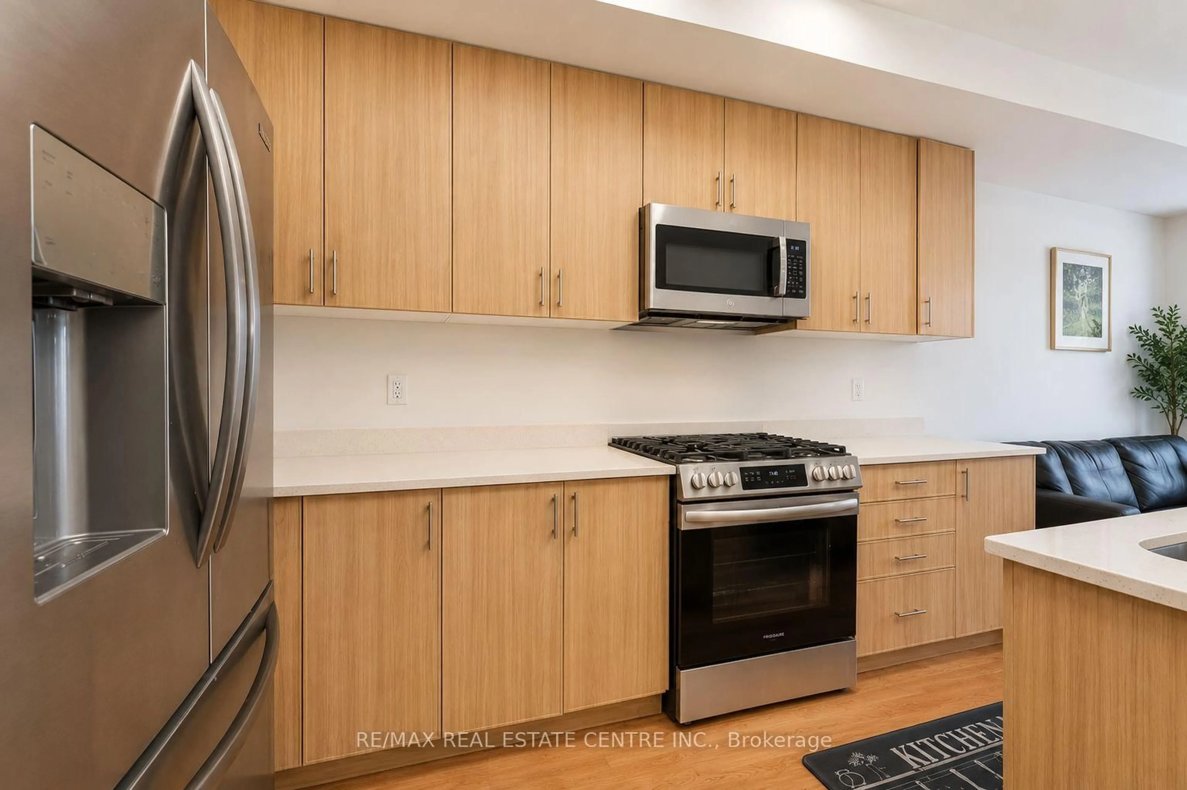 Standard kitchen, wood/laminate floor for 134 Brockley Dr, Toronto Ontario M1P 3C1