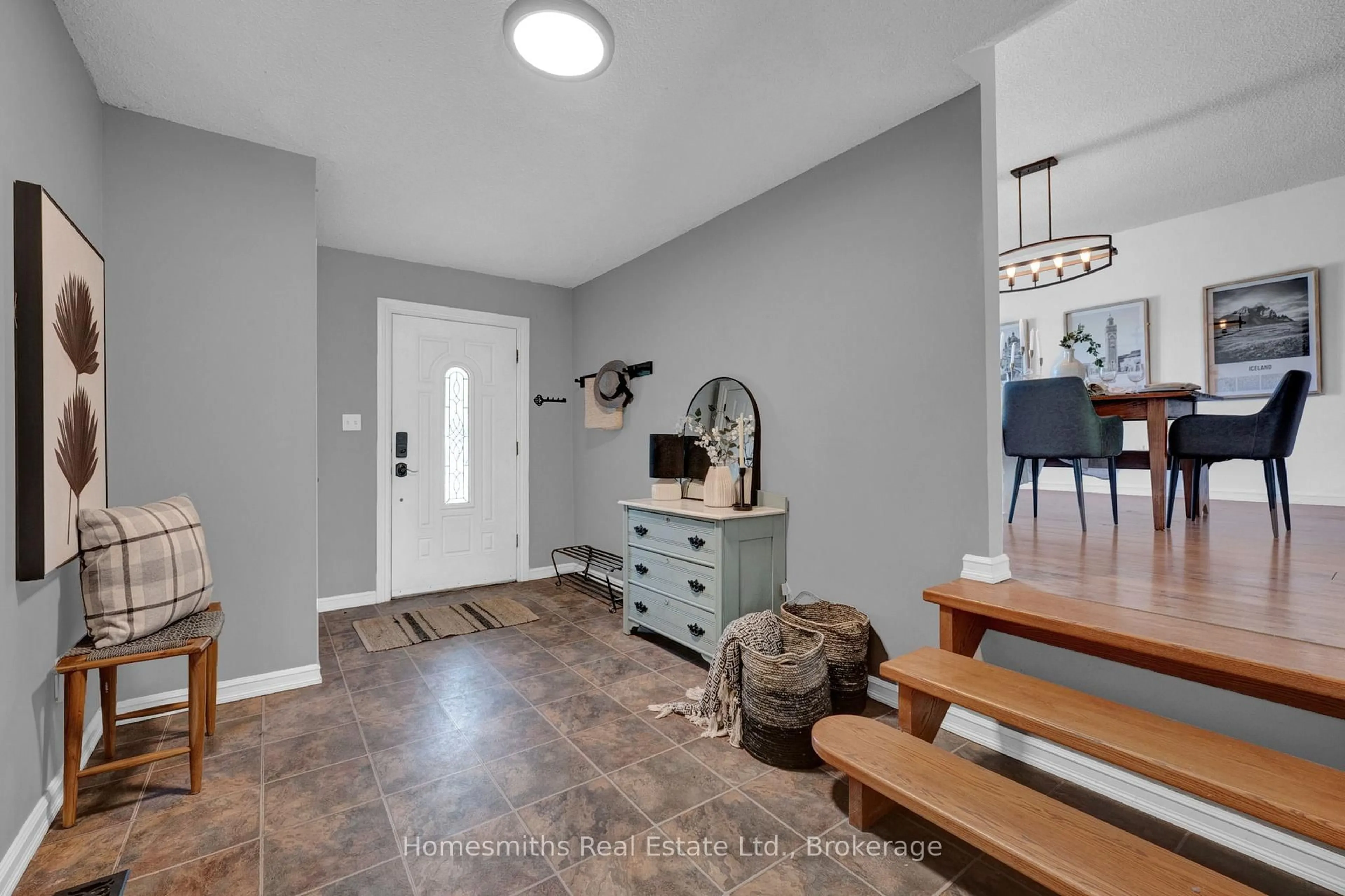 Indoor entryway for 15779 Simcoe St, Scugog Ontario L9L 1N5