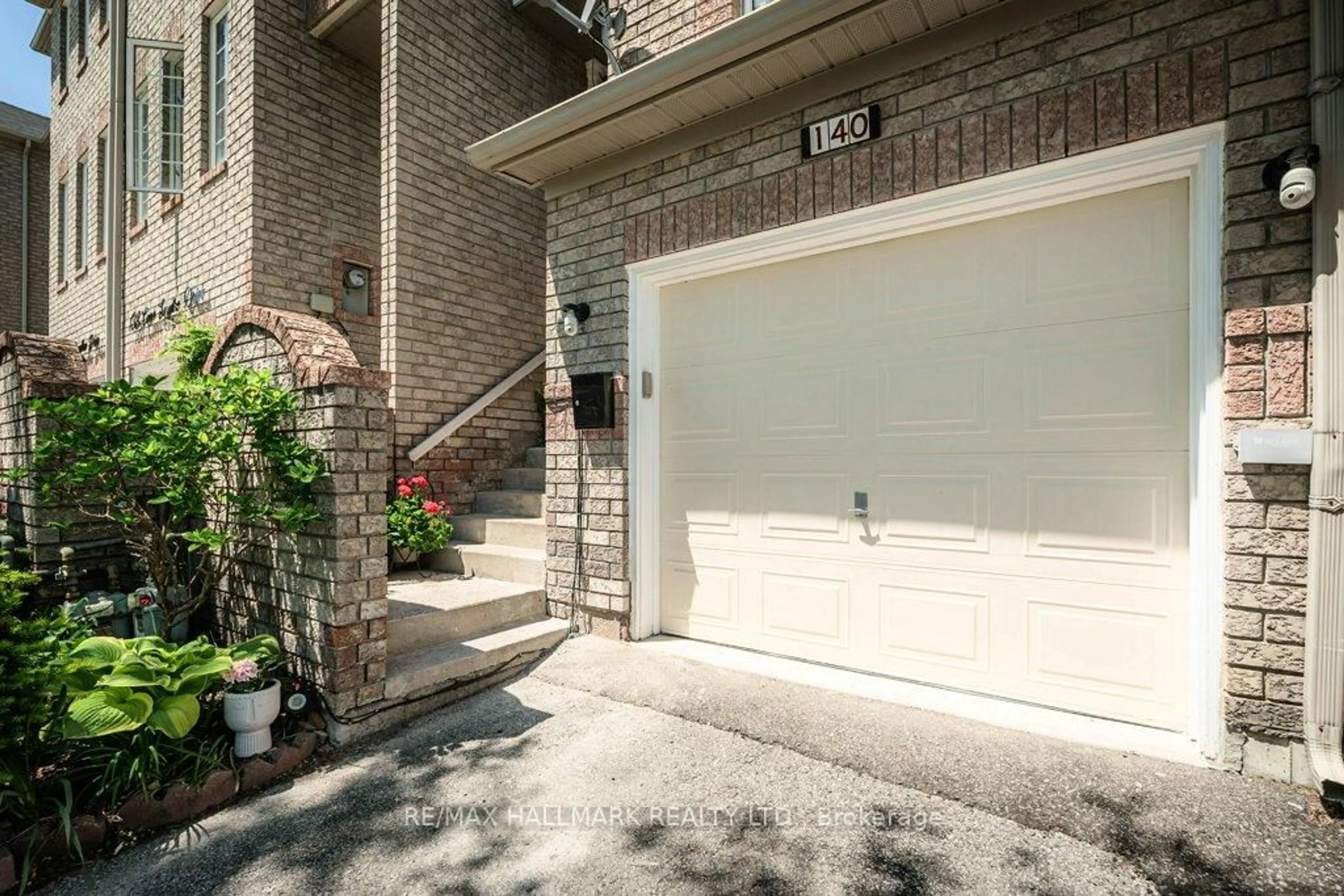 Indoor garage for 140 Conn Smythe Dr, Toronto Ontario M1J 3P5