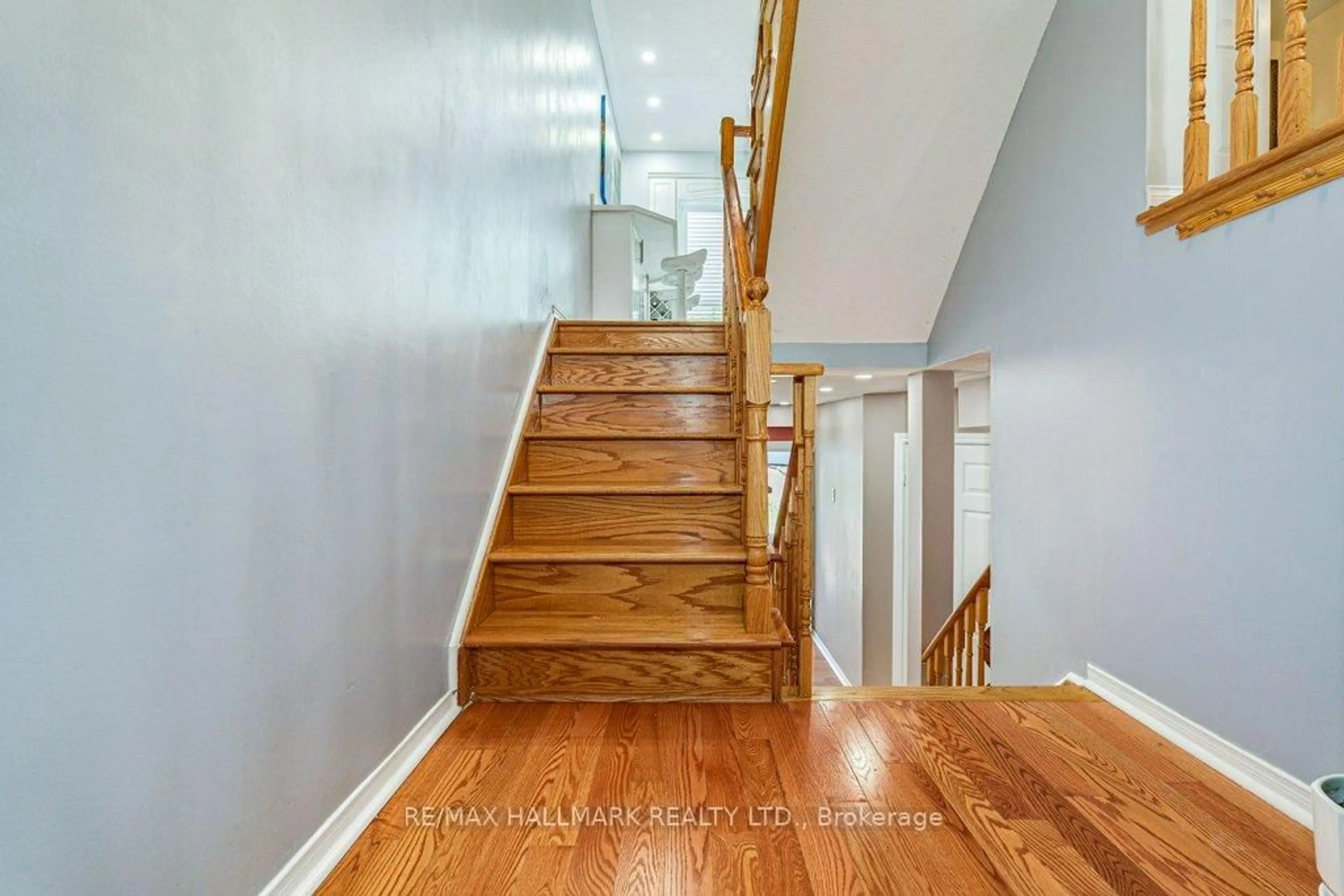 Stairs for 140 Conn Smythe Dr, Toronto Ontario M1J 3P5