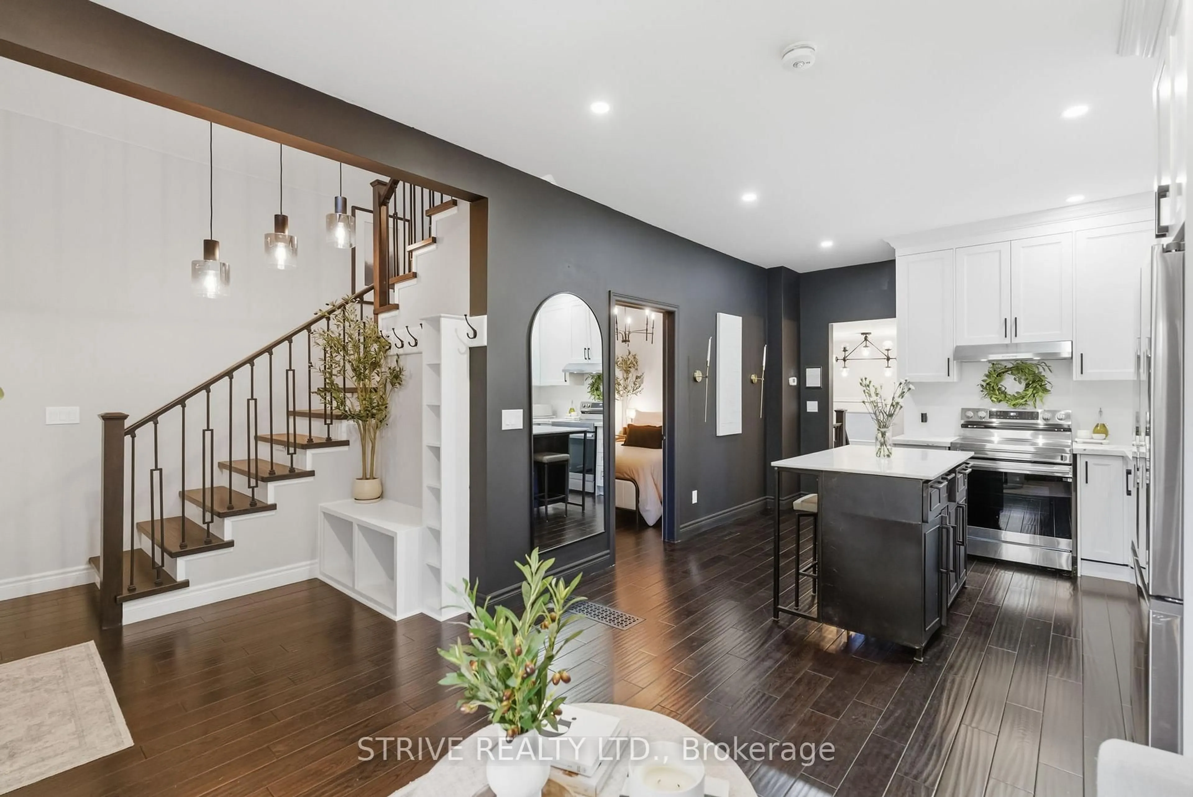 Indoor entryway for 107 Cromwell Ave, Oshawa Ontario L1J 4T5