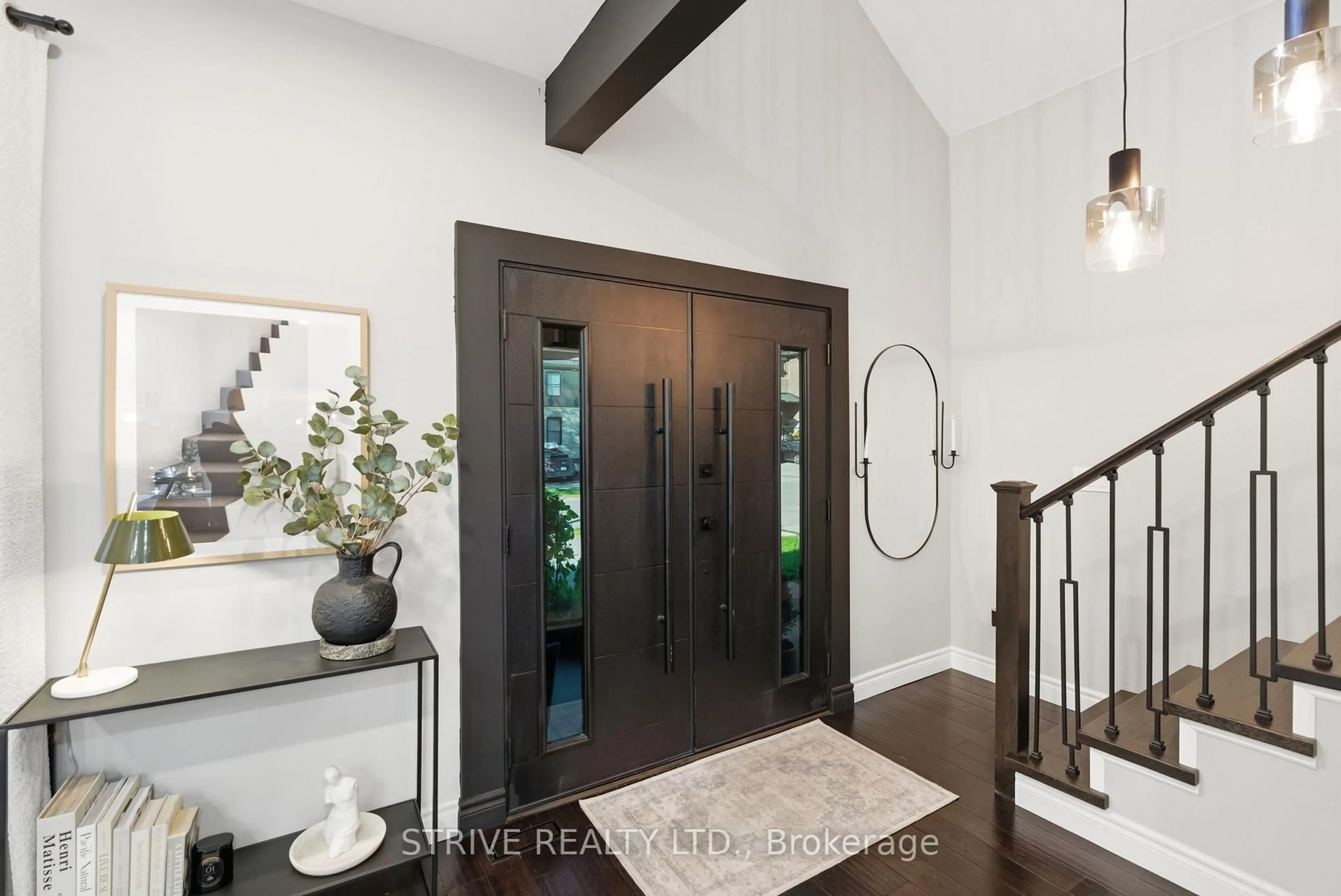 Indoor entryway for 107 Cromwell Ave, Oshawa Ontario L1J 4T5