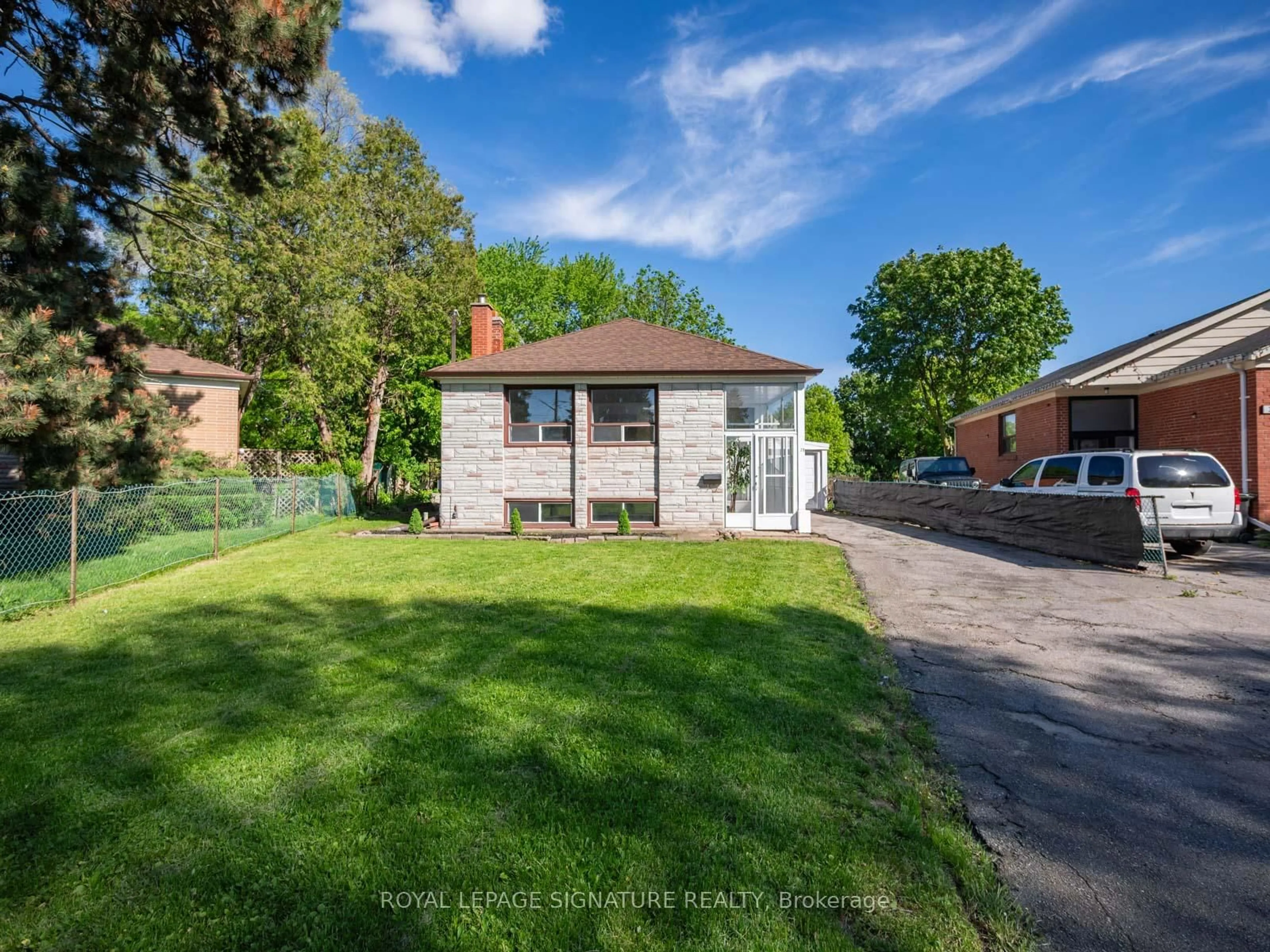 A pic from outside/outdoor area/front of a property/back of a property/a pic from drone, street for 27 Dalecliff Cres, Toronto Ontario M1R 3L6