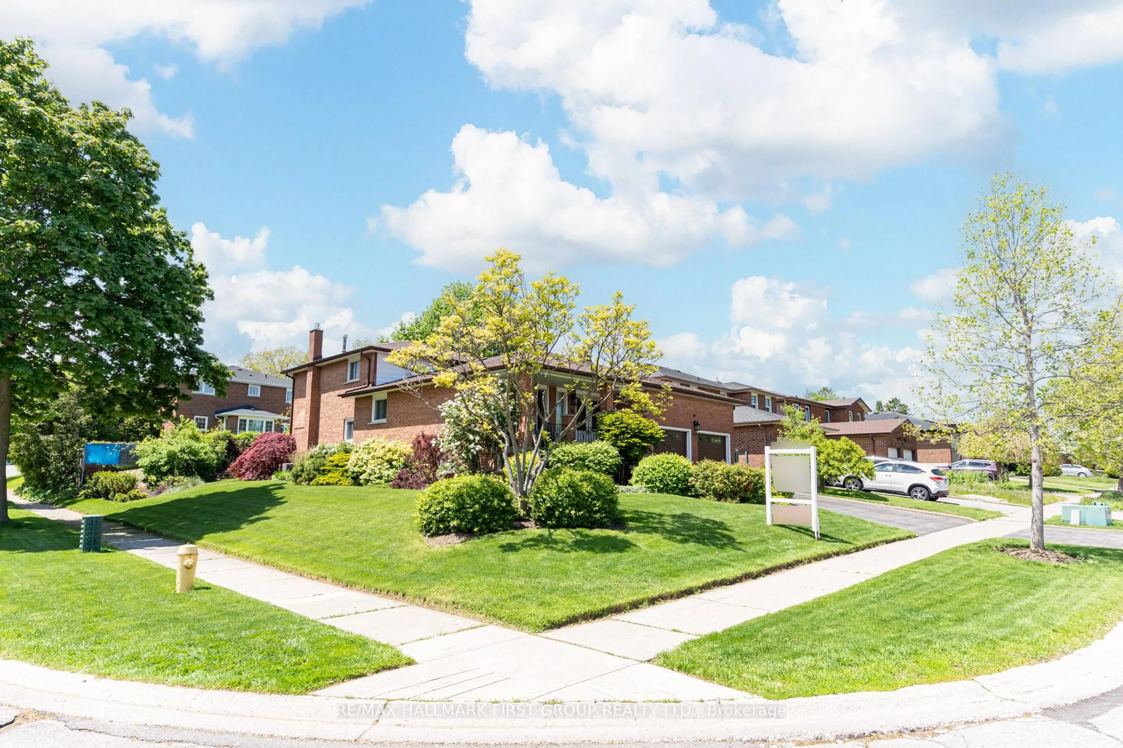 Patio, street for 520 McLeod Cres, Pickering Ontario L1W 3M5