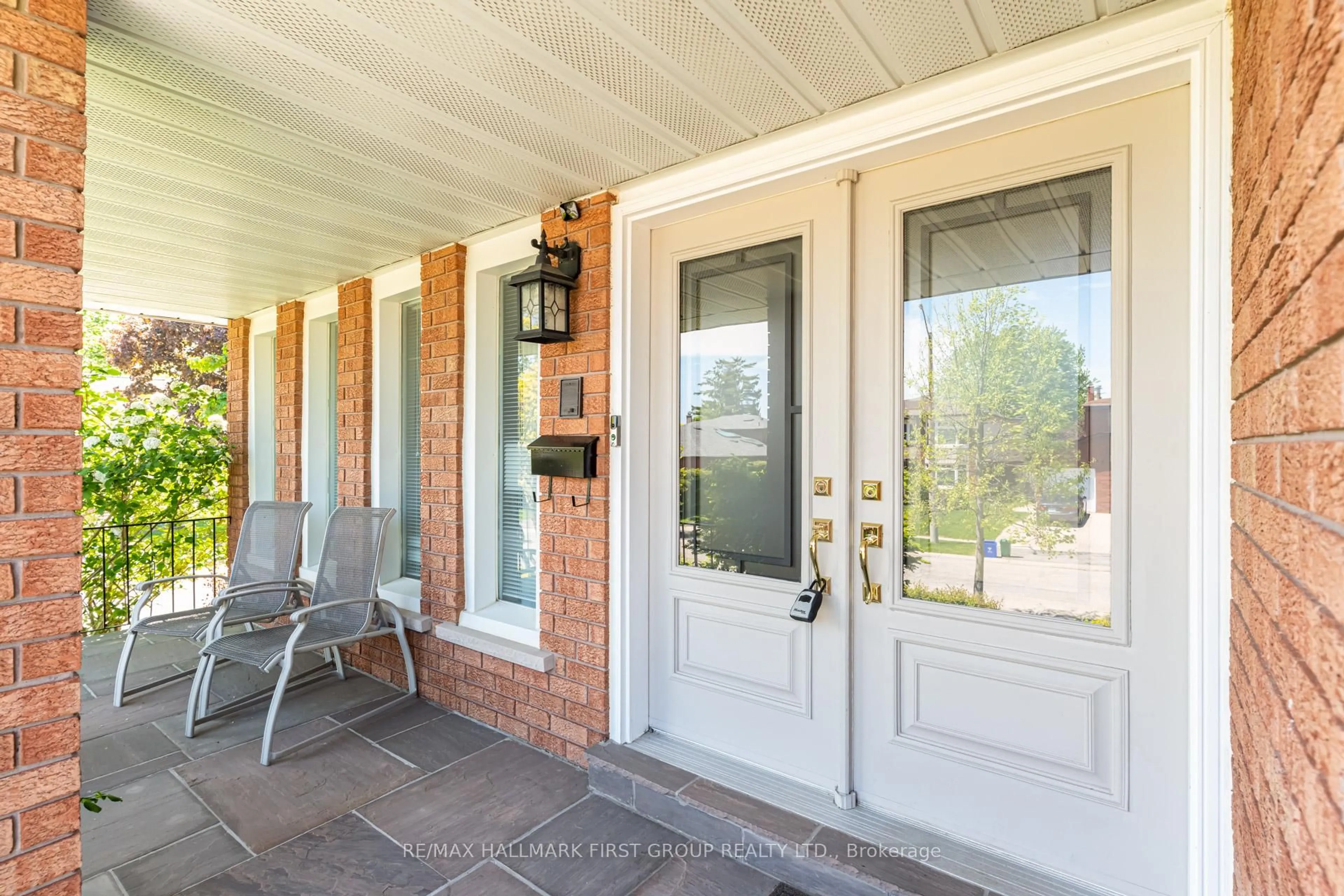 Indoor entryway for 520 McLeod Cres, Pickering Ontario L1W 3M5