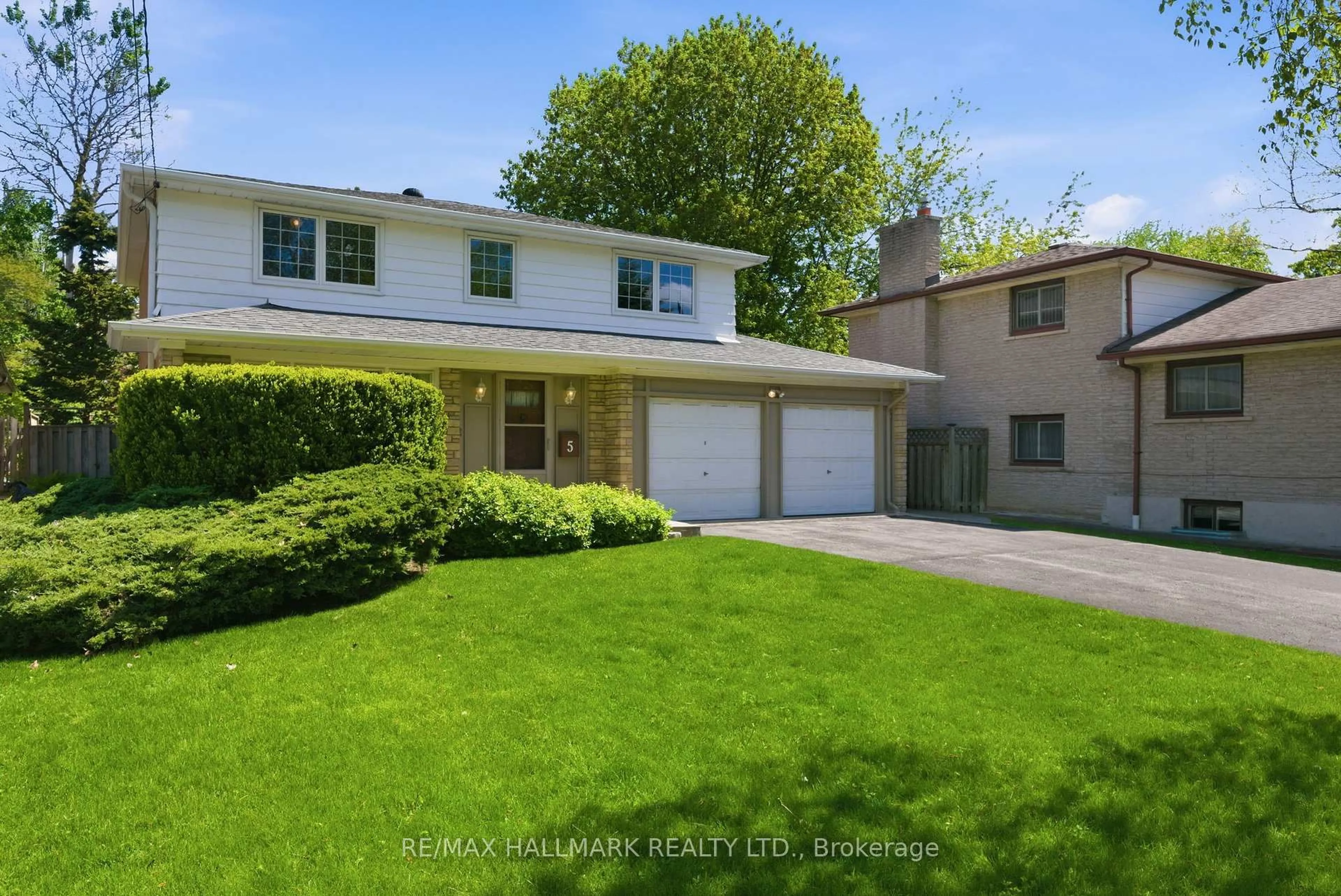 A pic from outside/outdoor area/front of a property/back of a property/a pic from drone, street for 5 Bethune Blvd, Toronto Ontario M1M 3B6