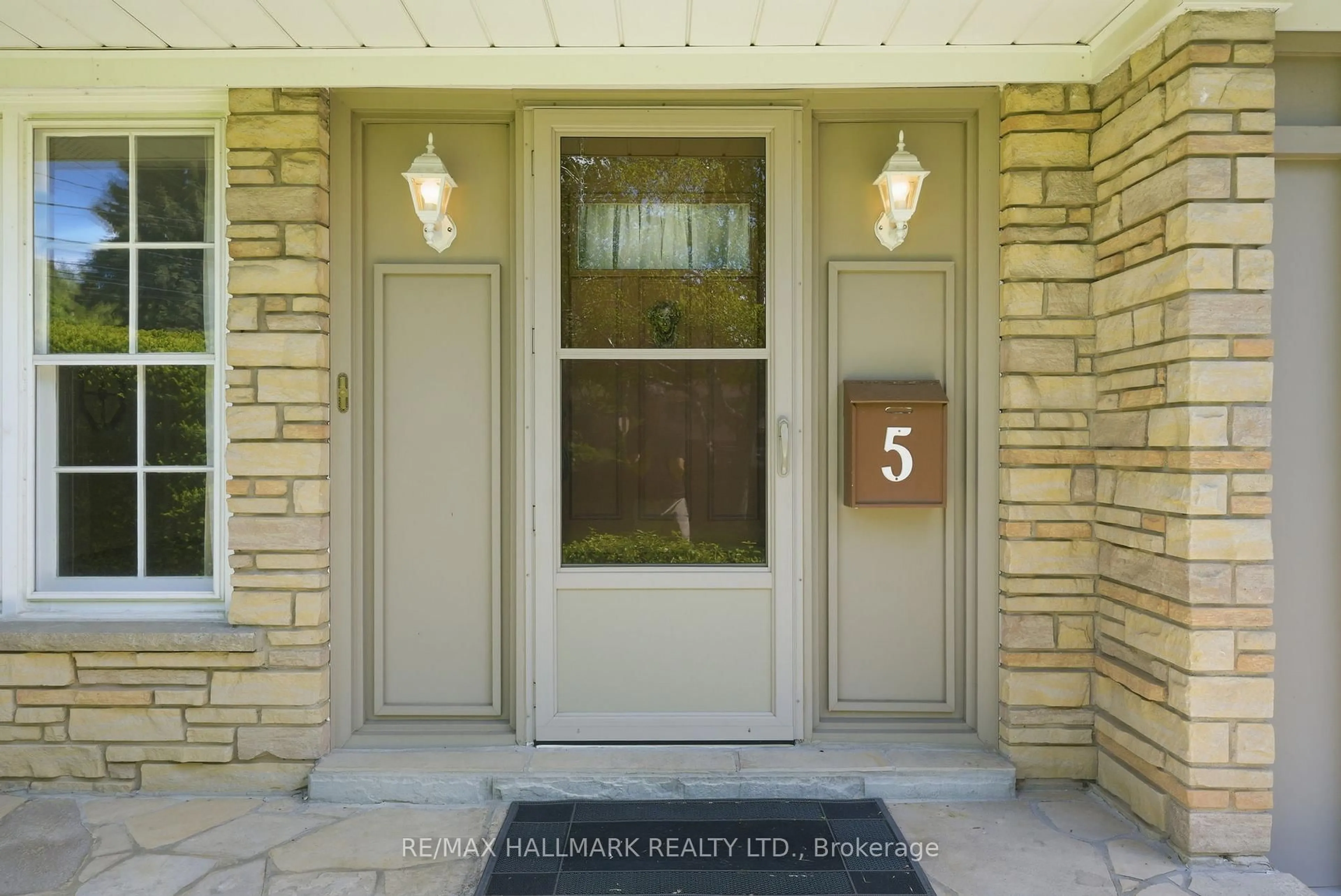 Indoor entryway for 5 Bethune Blvd, Toronto Ontario M1M 3B6