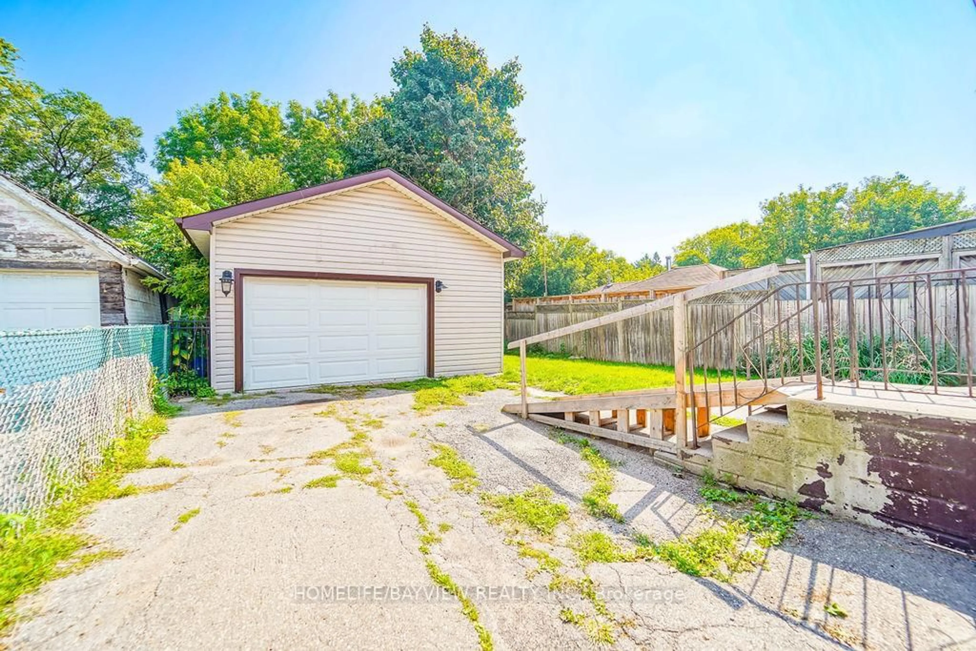 A pic from outside/outdoor area/front of a property/back of a property/a pic from drone, street for 187 Park Rd, Oshawa Ontario L1J 4H1