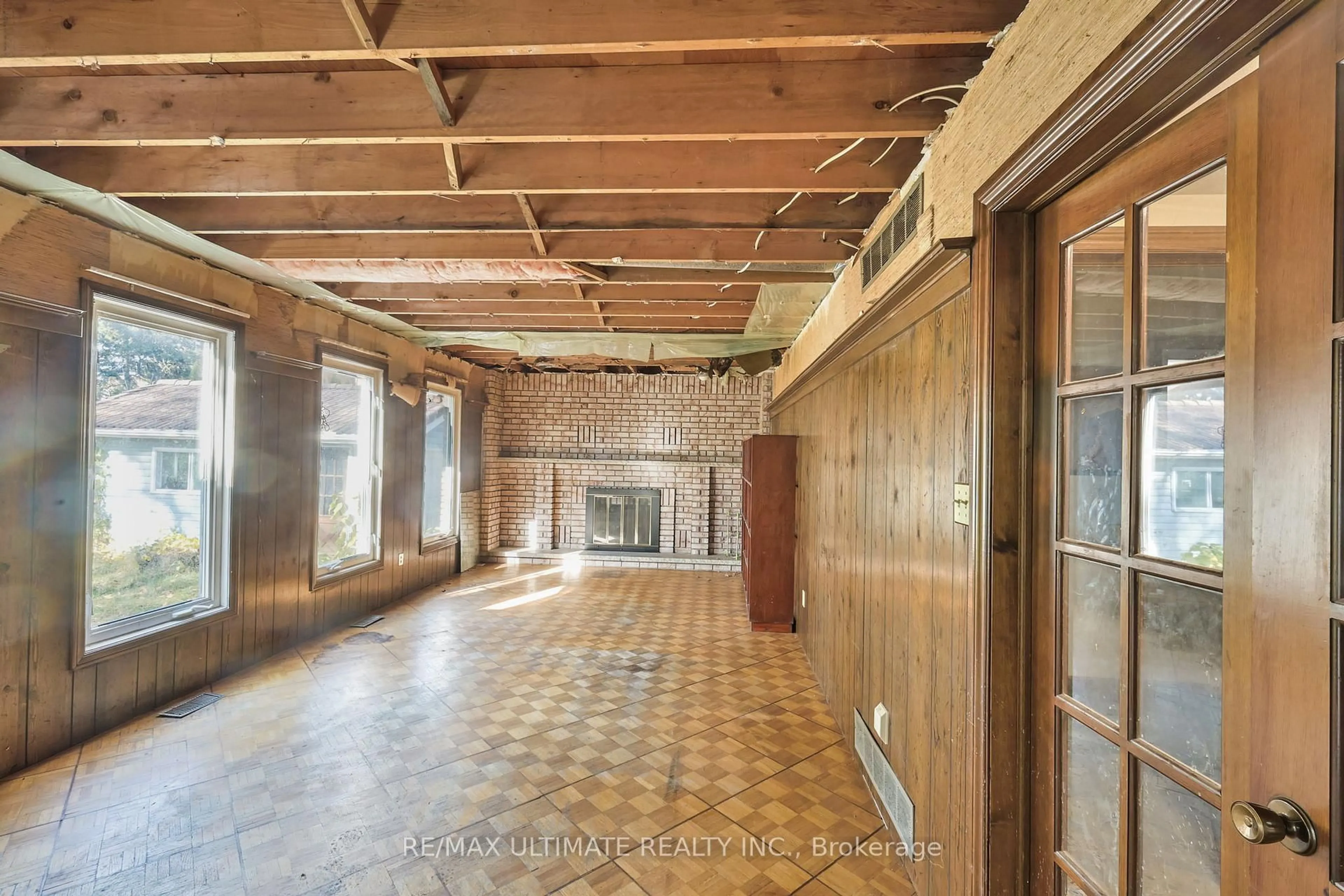 Indoor foyer for 1010 Ritson Rd, Oshawa Ontario L1G 6Z5