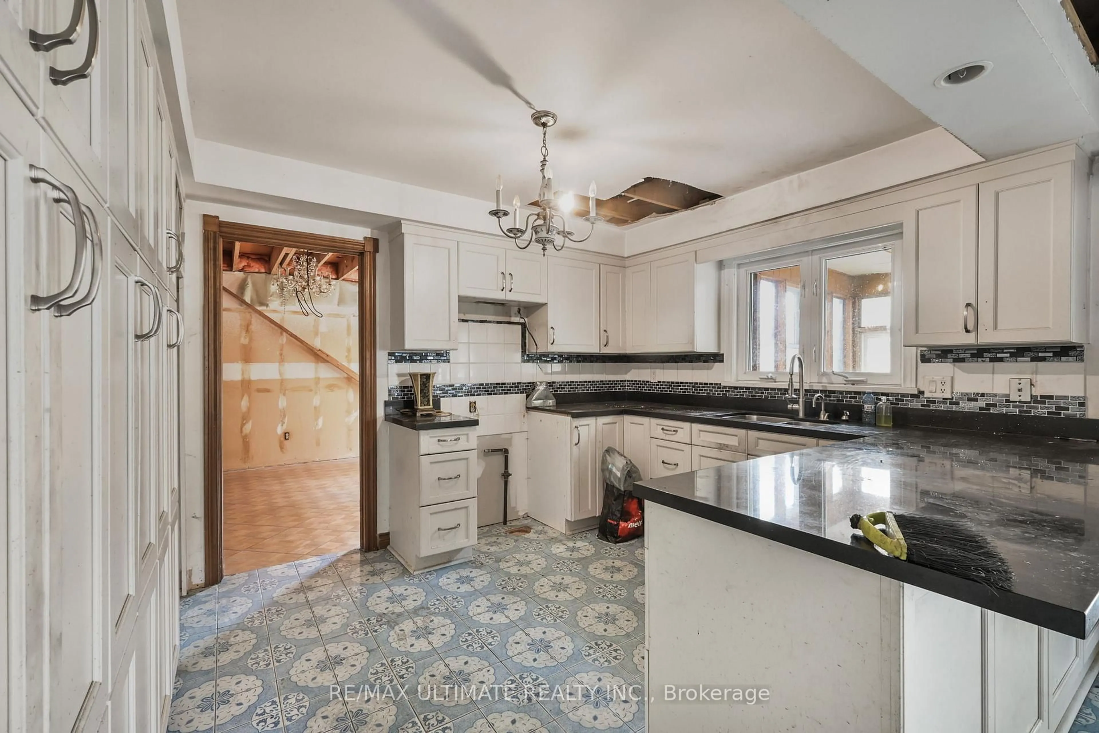 Open concept kitchen, ceramic/tile floor for 1010 Ritson Rd, Oshawa Ontario L1G 6Z5