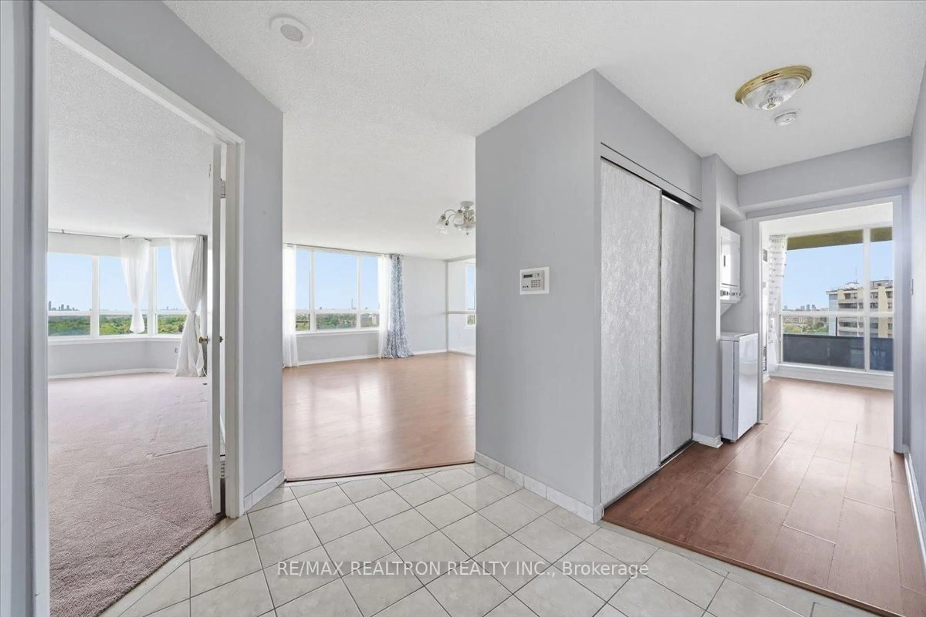Indoor entryway for 5 Greystone Walk Dr #1604, Toronto Ontario M1K 5J5