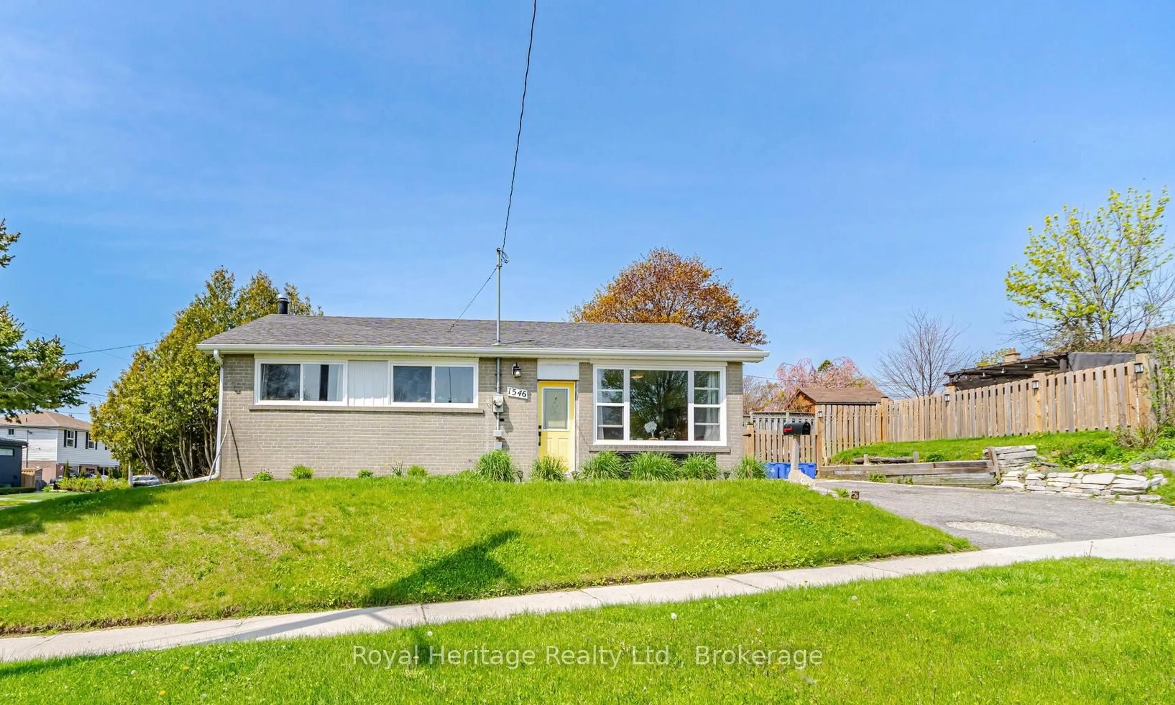 A pic from outside/outdoor area/front of a property/back of a property/a pic from drone, street for 1546 Lakemount St, Oshawa Ontario L1J 3Y2