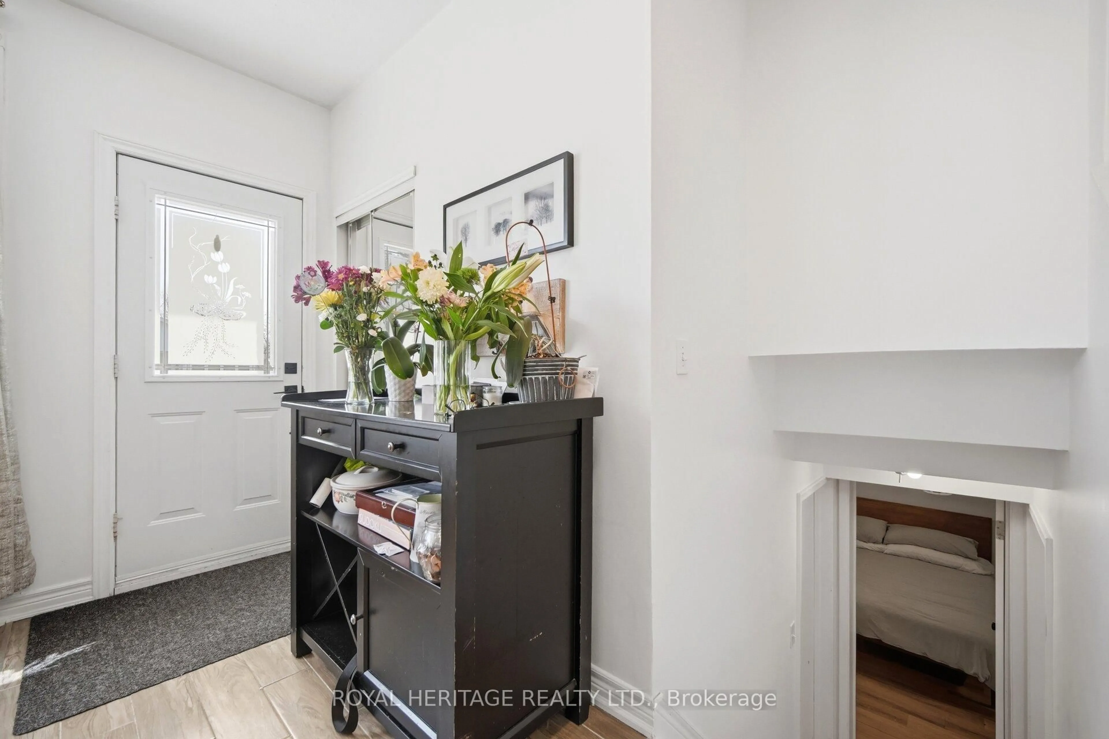 Indoor entryway for 1546 Lakemount St, Oshawa Ontario L1J 3Y2