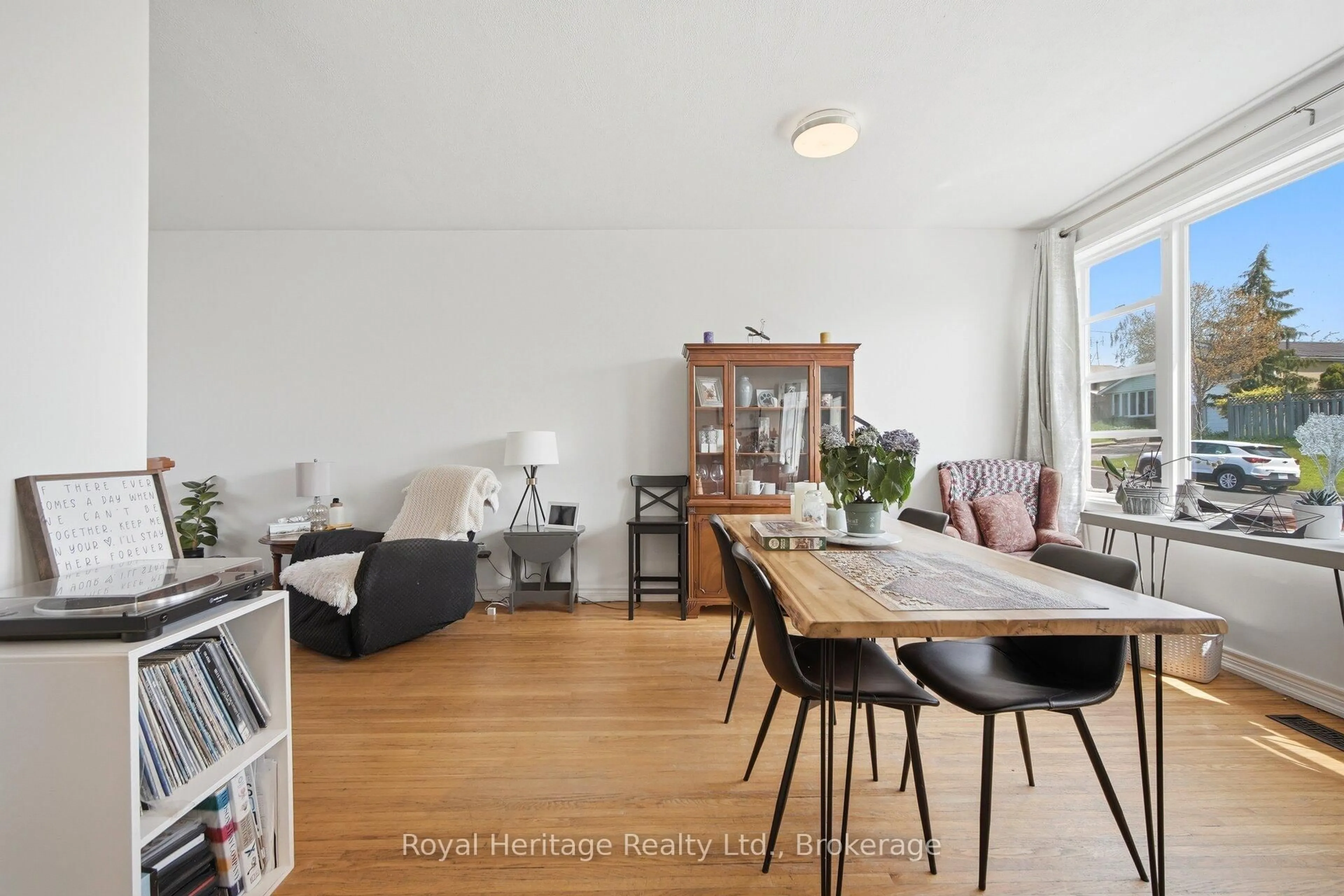 Living room with furniture, unknown for 1546 Lakemount St, Oshawa Ontario L1J 3Y2