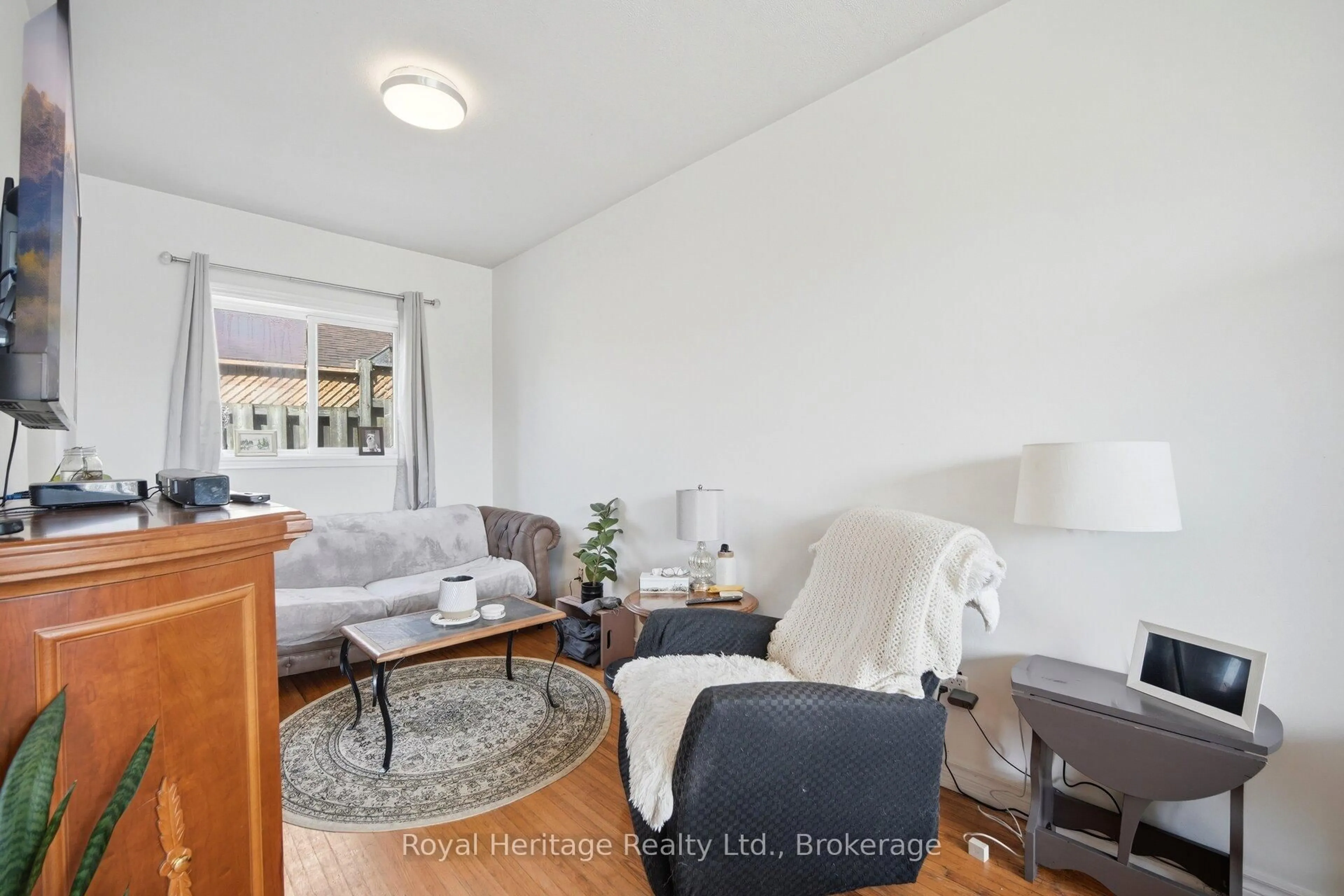 Living room with furniture, unknown for 1546 Lakemount St, Oshawa Ontario L1J 3Y2