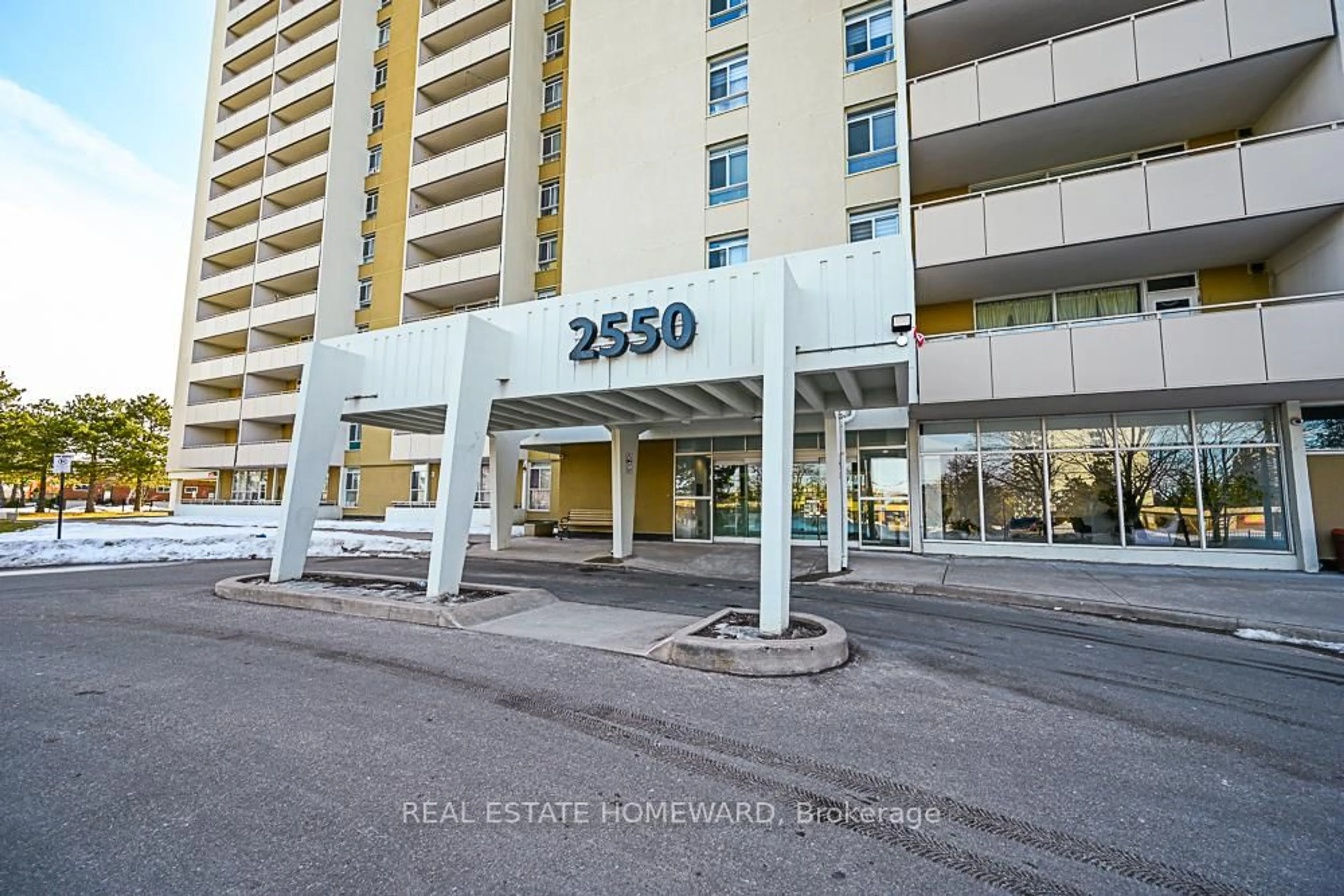 Indoor foyer for 2550 Pharmacy Ave #1015, Toronto Ontario M1W 1H9