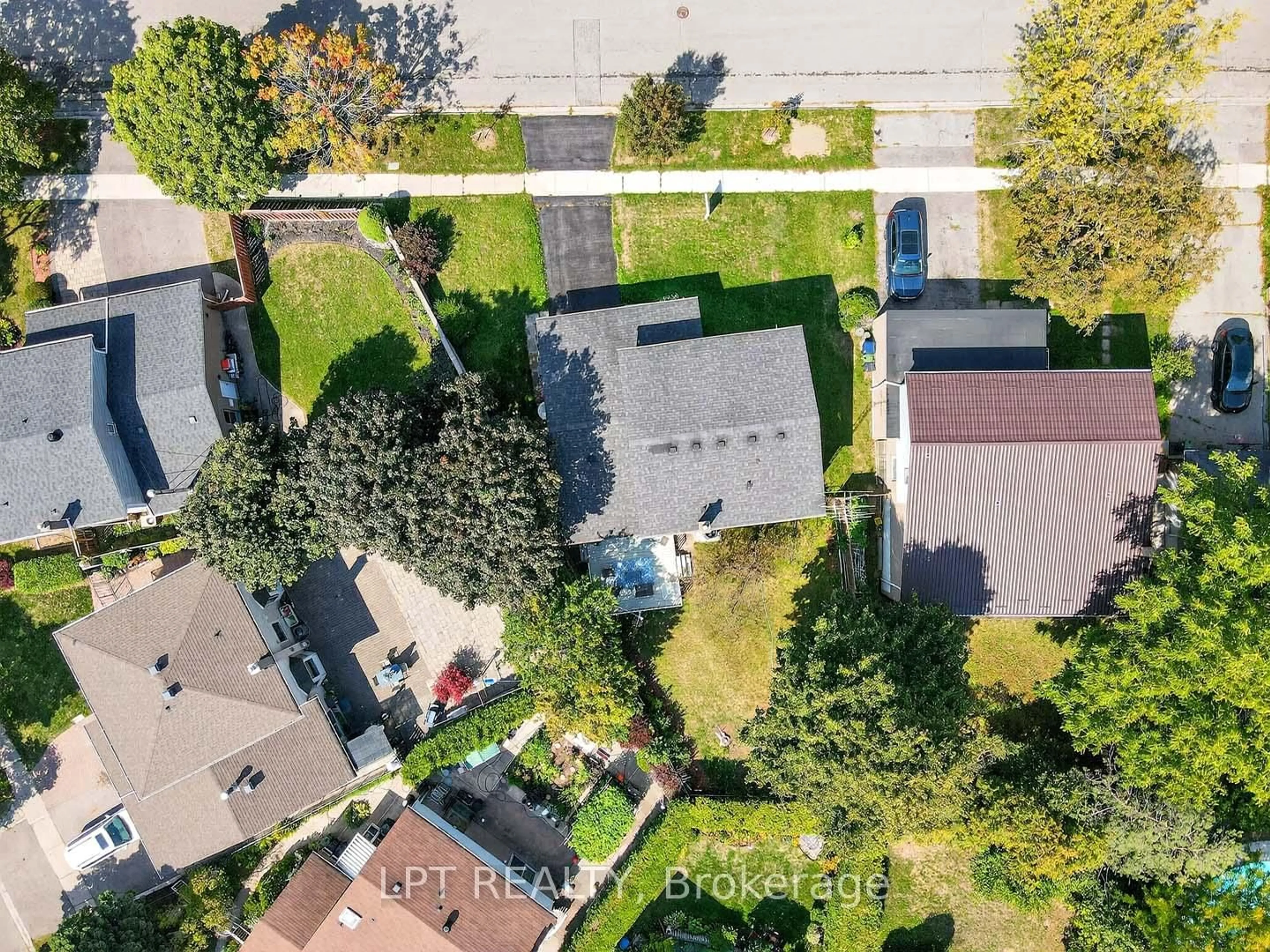 A pic from outside/outdoor area/front of a property/back of a property/a pic from drone, street for 49 Kentish Cres, Toronto Ontario M1S 2Z3