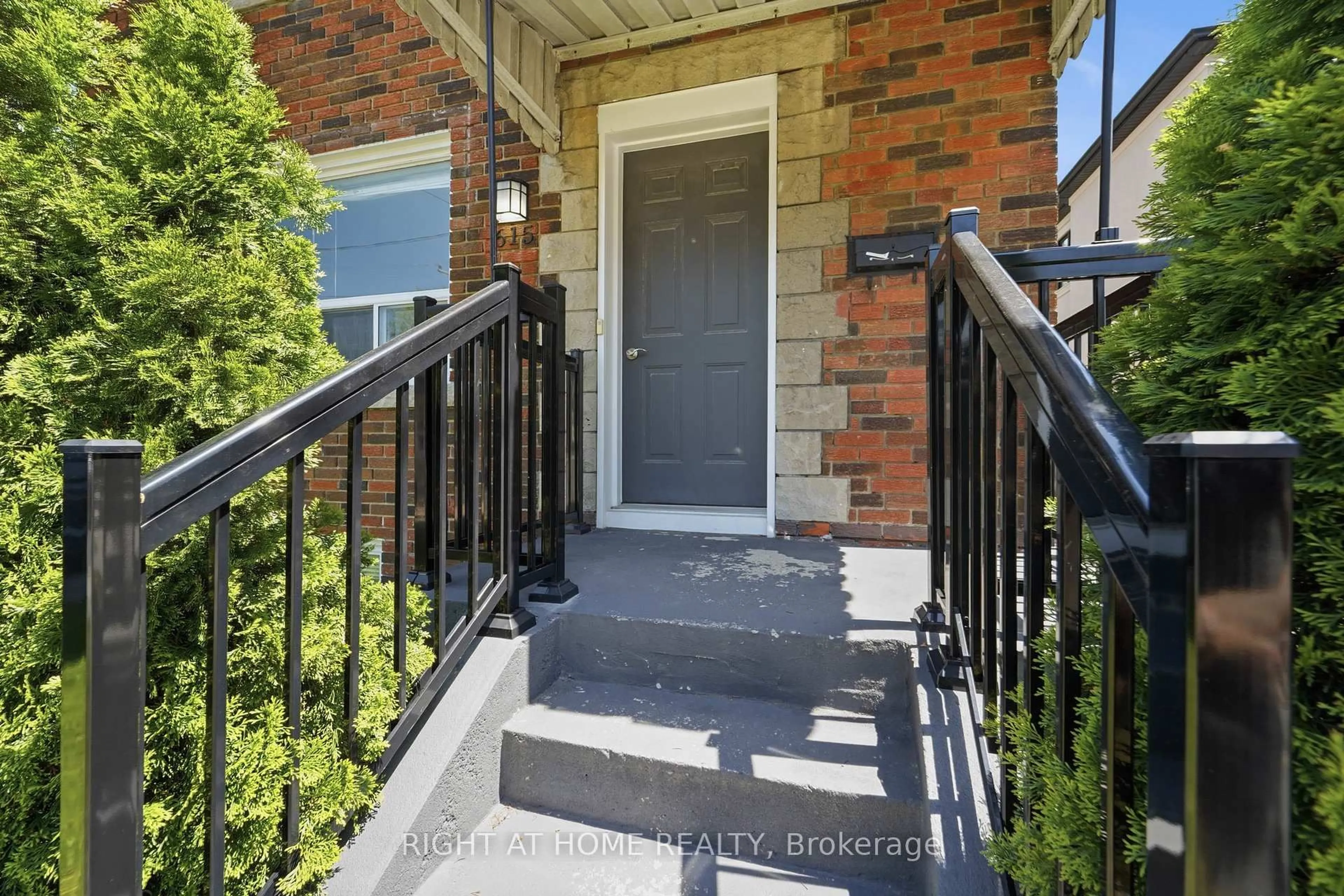 Indoor entryway for 615 Pharmacy Ave, Toronto Ontario M1L 3H1