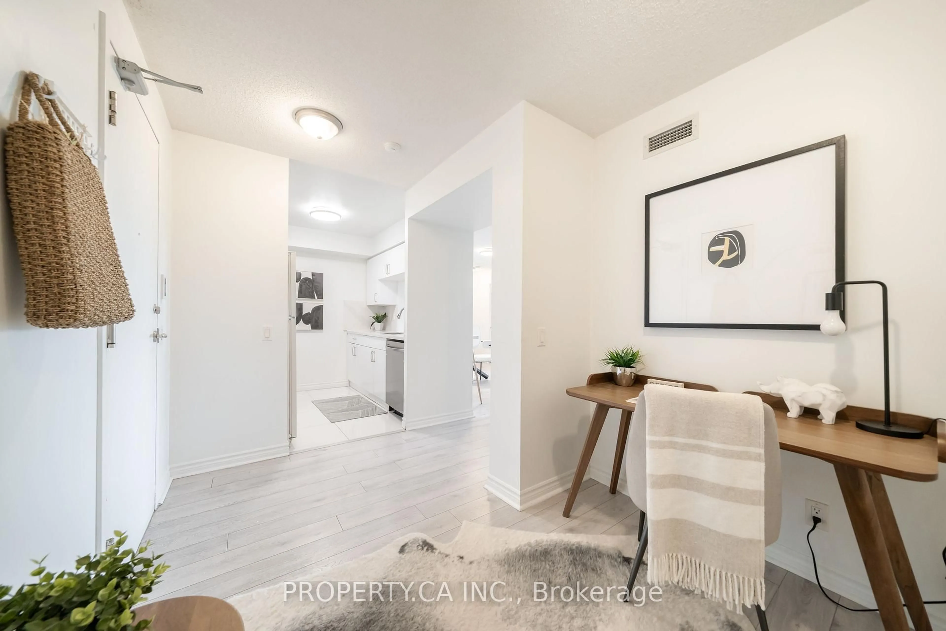Indoor entryway for 18 Mondeo Dr #1422, Toronto Ontario M1P 5C8