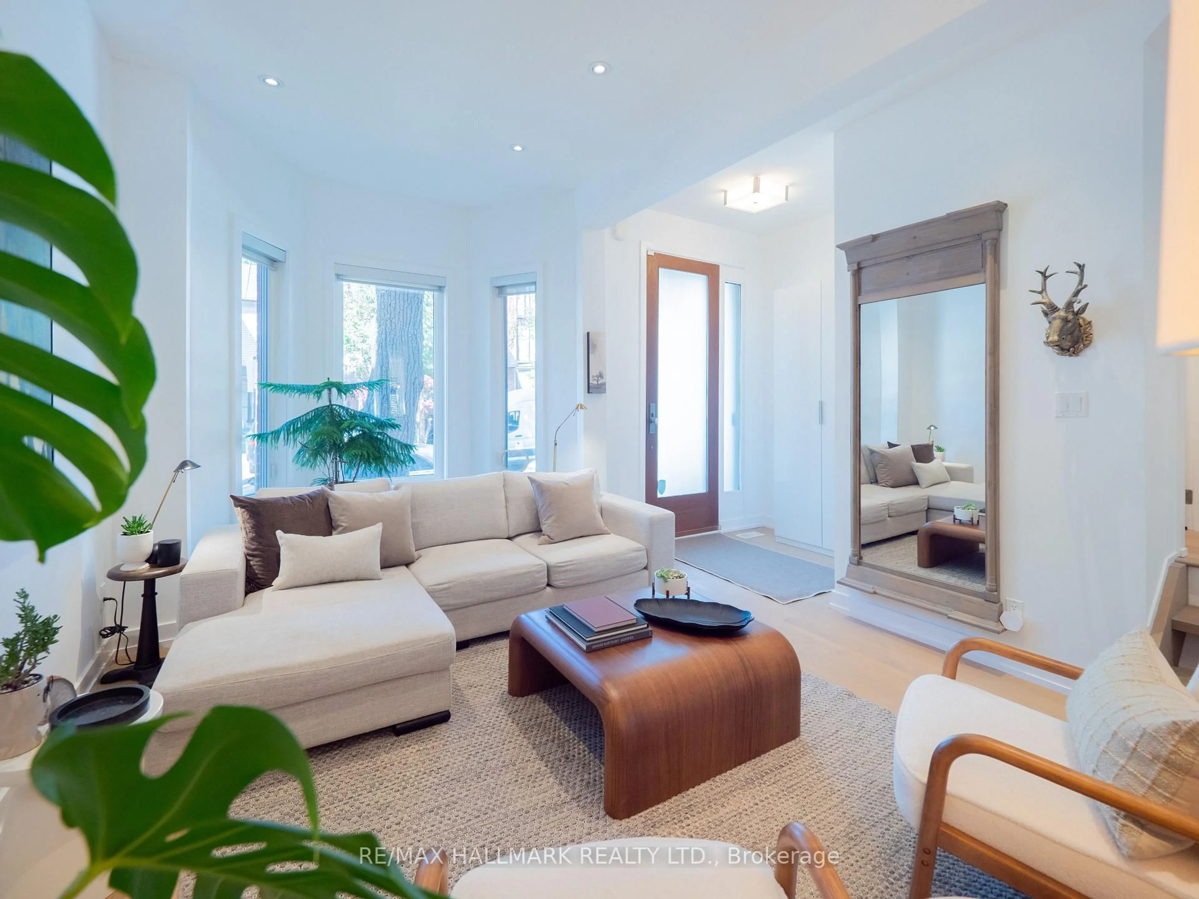 Living room with furniture, unknown for 199 Boulton Ave, Toronto Ontario M4M 2J8