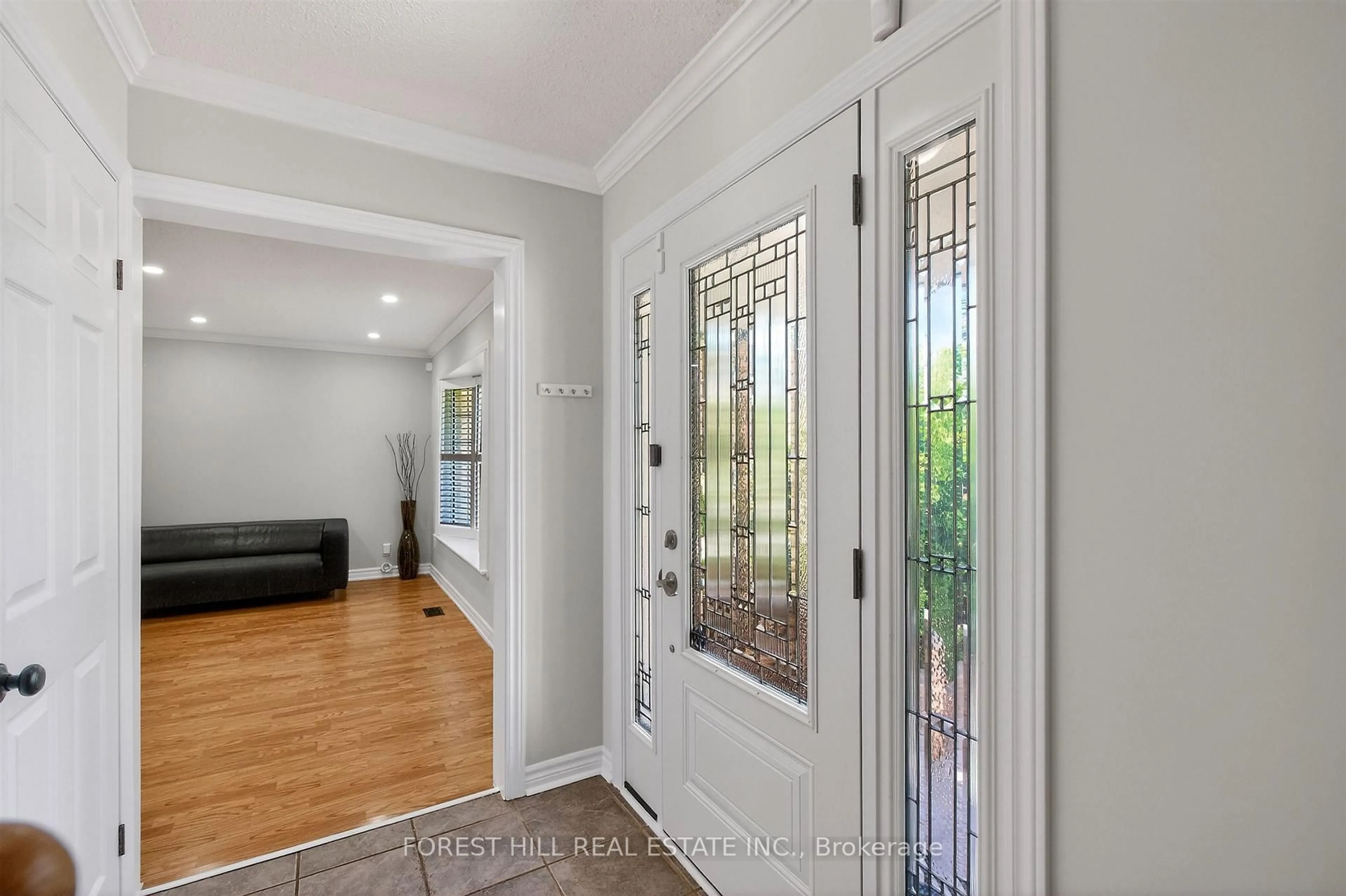 Indoor entryway for 51 Winston Cres, Whitby Ontario L1N 6Y3