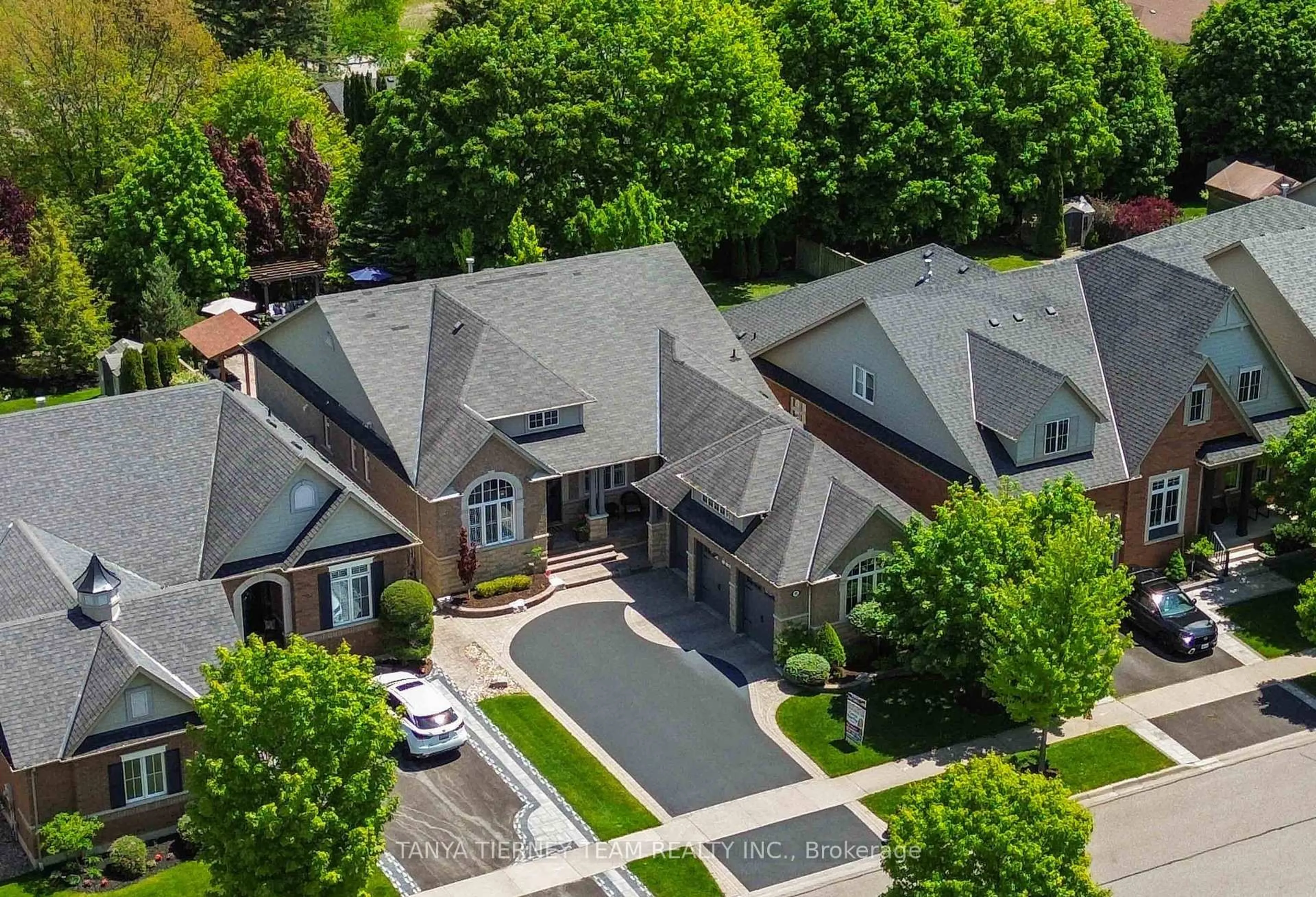 A pic from outside/outdoor area/front of a property/back of a property/a pic from drone, street for 25 Montana Cres, Whitby Ontario L1M 0B8