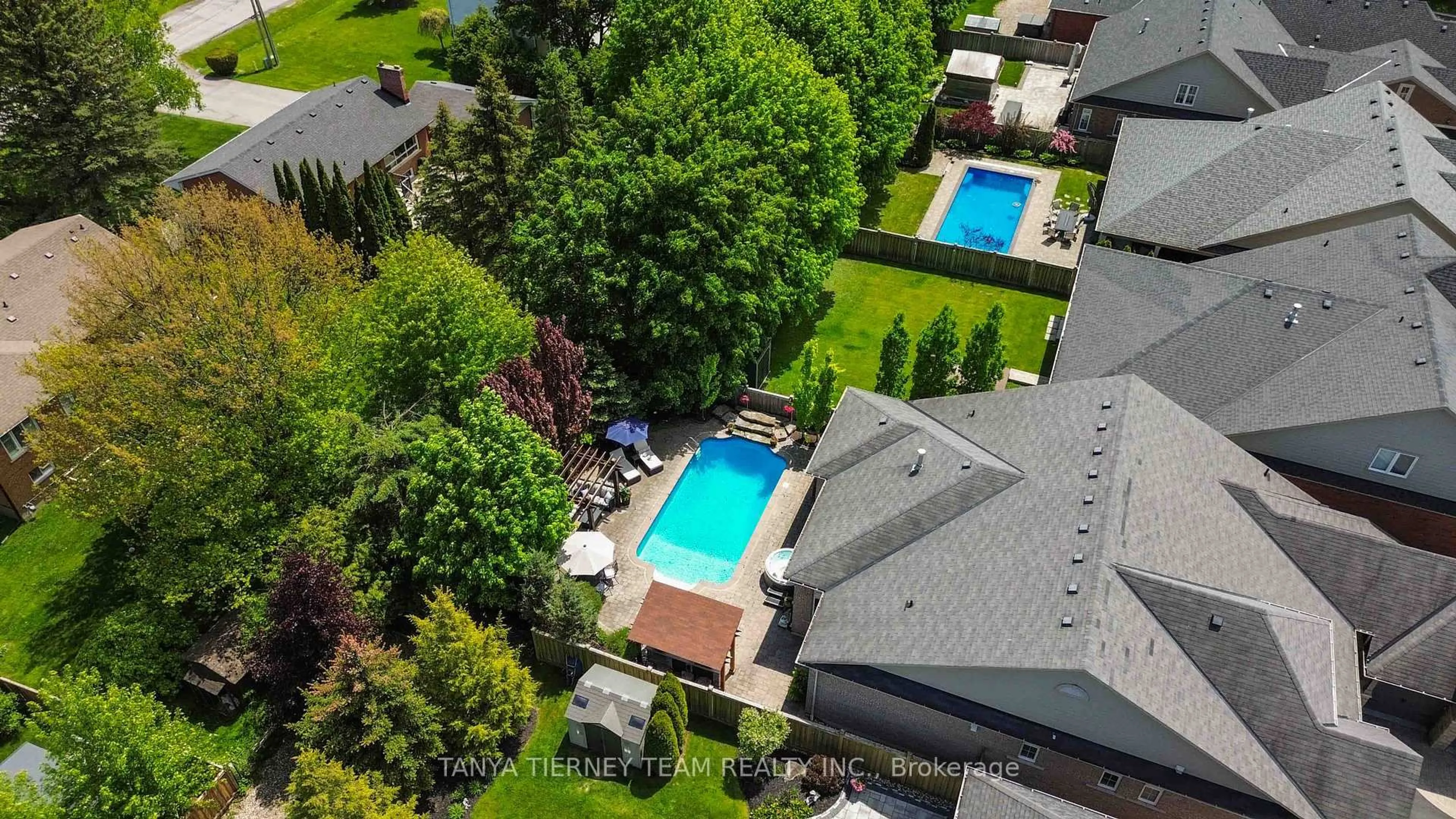 A pic from outside/outdoor area/front of a property/back of a property/a pic from drone, unknown for 25 Montana Cres, Whitby Ontario L1M 0B8
