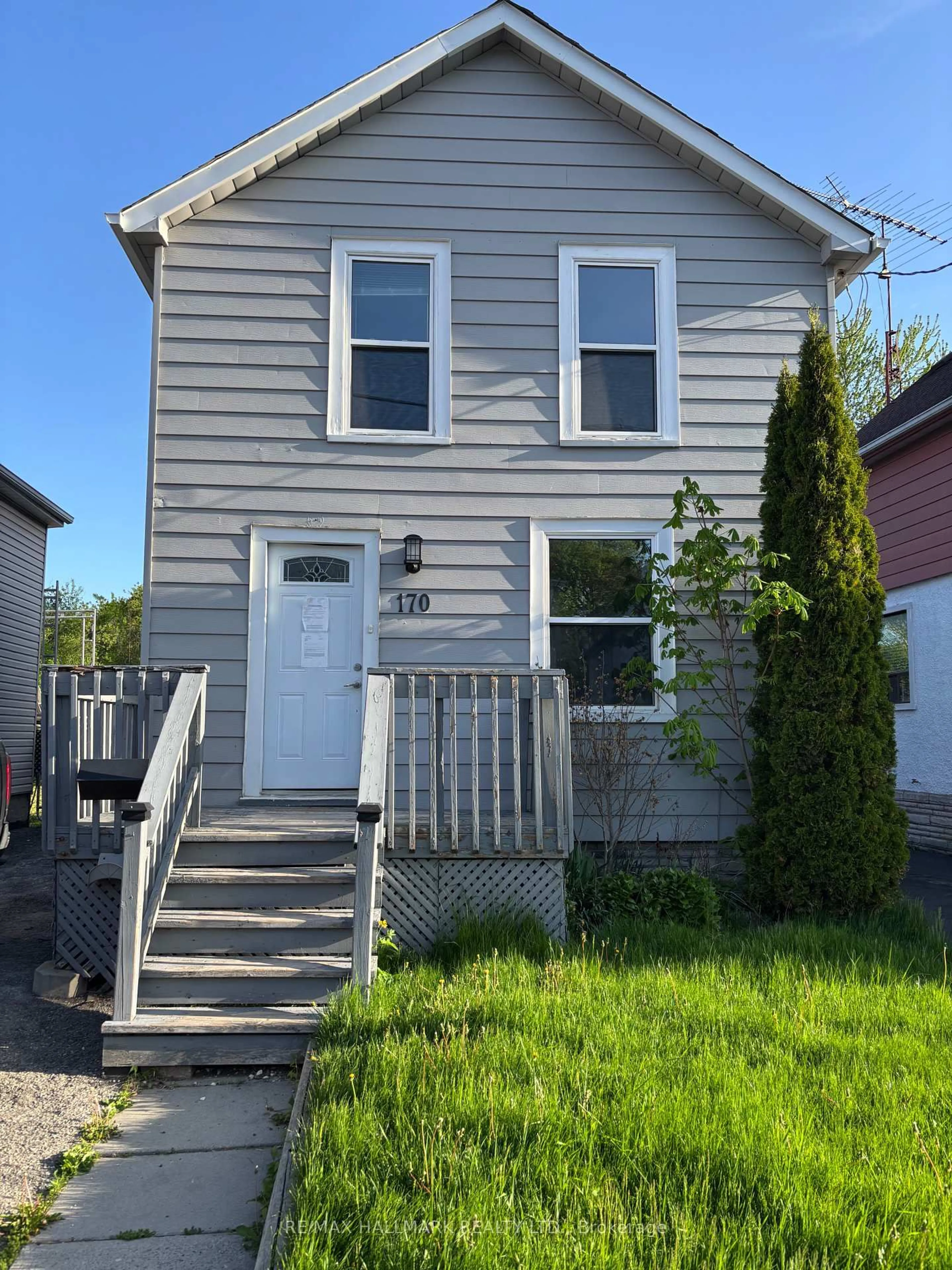Home with vinyl exterior material, street for 170 Elliott St, Oshawa Ontario L1J 2B1