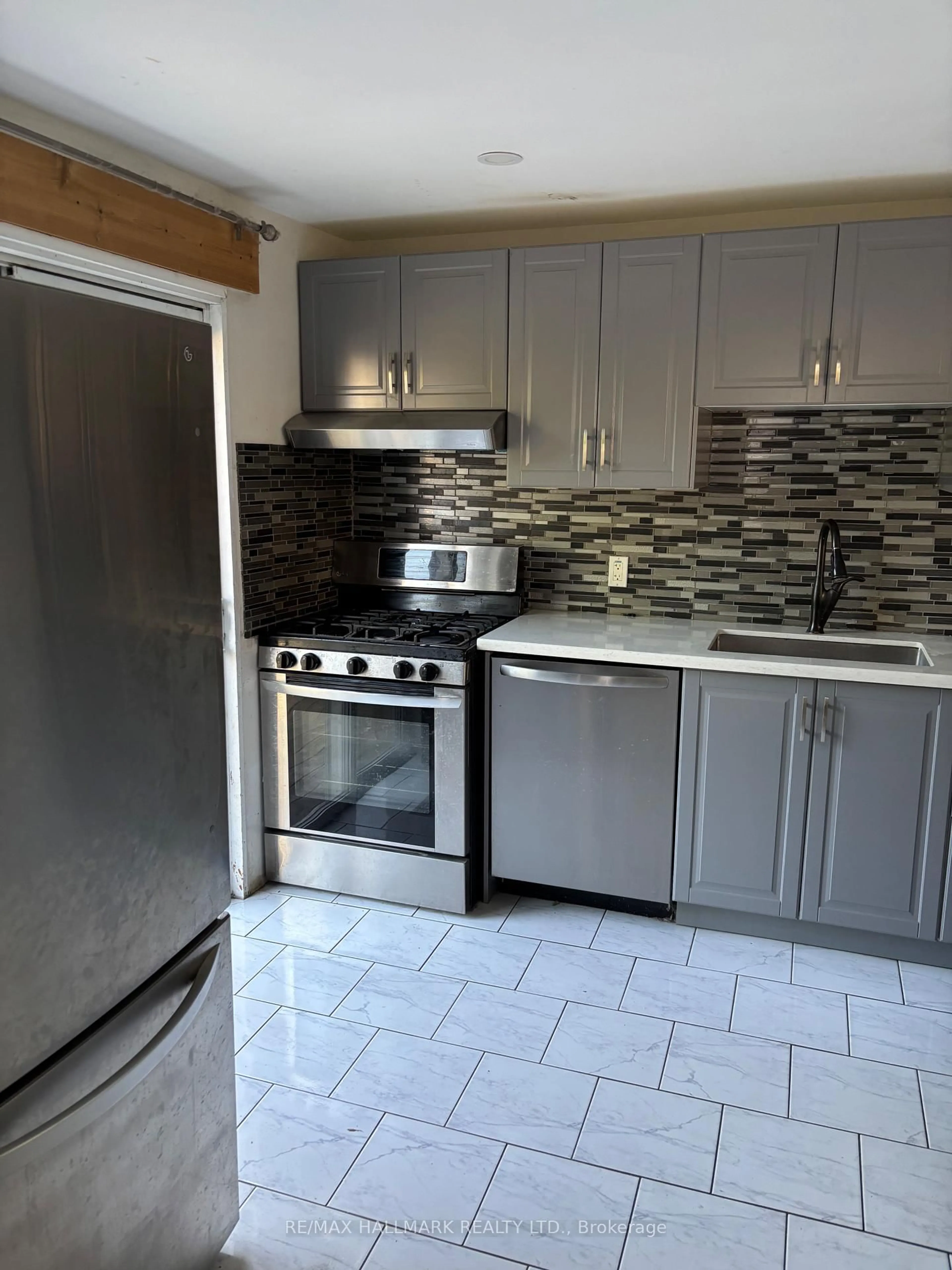 Standard kitchen, ceramic/tile floor for 170 Elliott St, Oshawa Ontario L1J 2B1