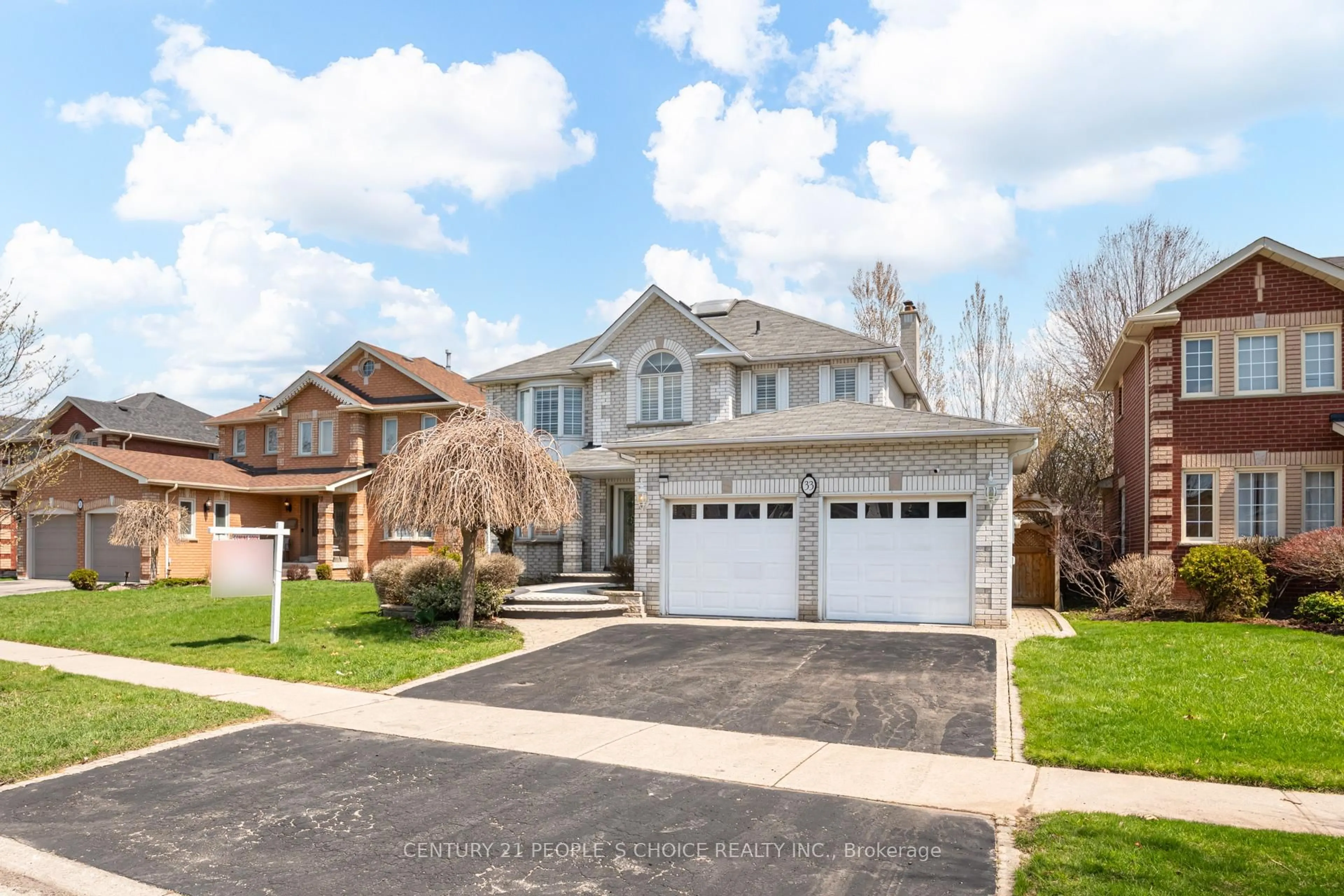 Home with vinyl exterior material, street for 33 Billings St, Whitby Ontario L1N 9C1