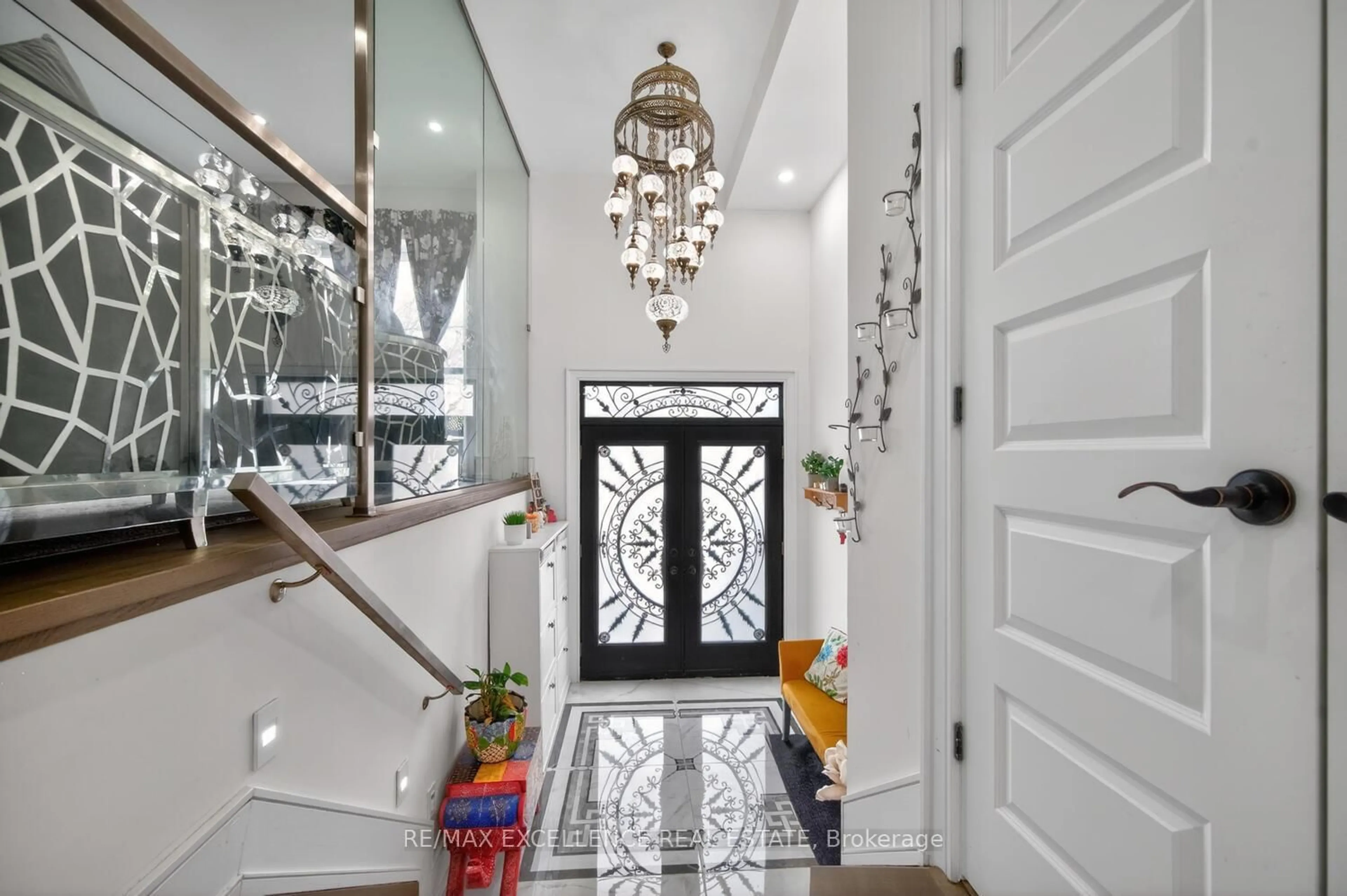 Indoor entryway for 442 Pharmacy Ave, Toronto Ontario M1L 3G6