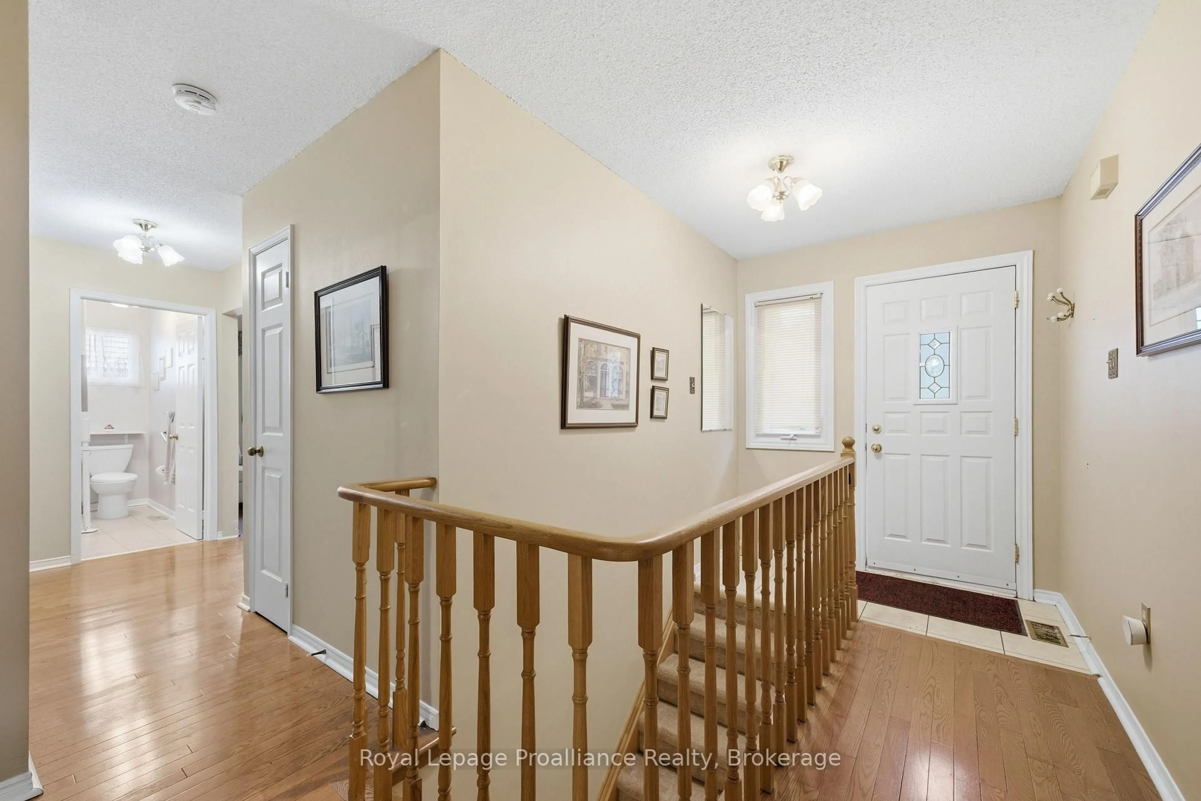 Indoor foyer for 6 Doncaster Cres, Clarington Ontario L1B 1E8