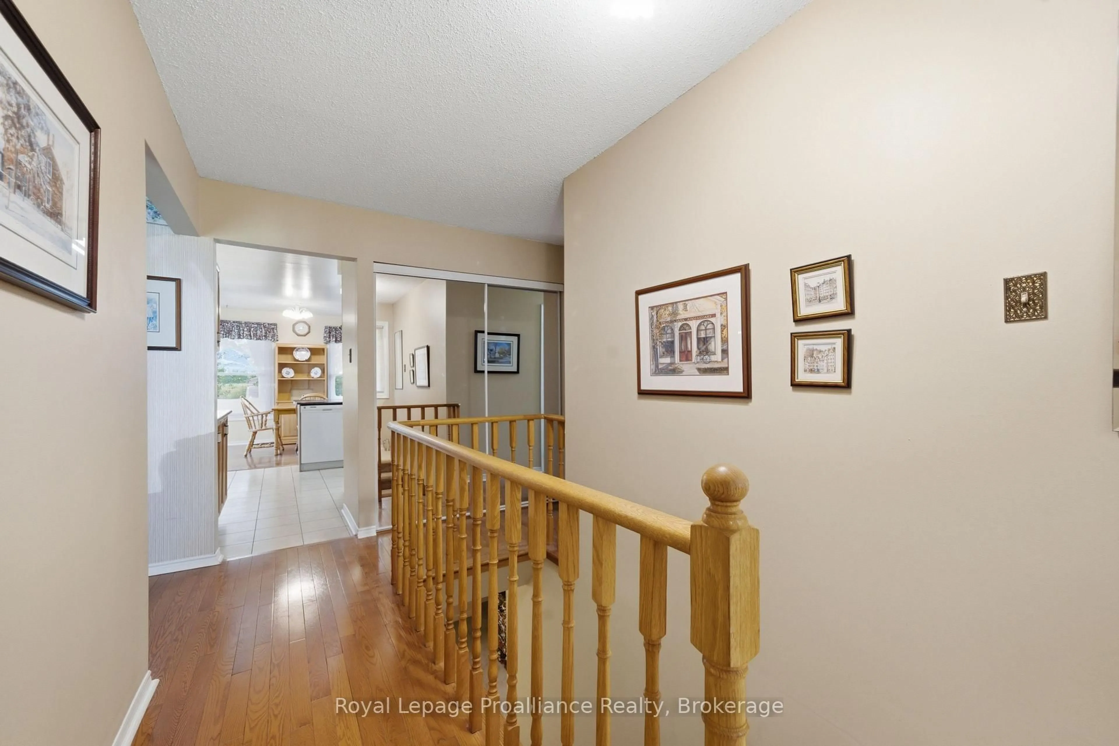 Indoor foyer for 6 Doncaster Cres, Clarington Ontario L1B 1E8
