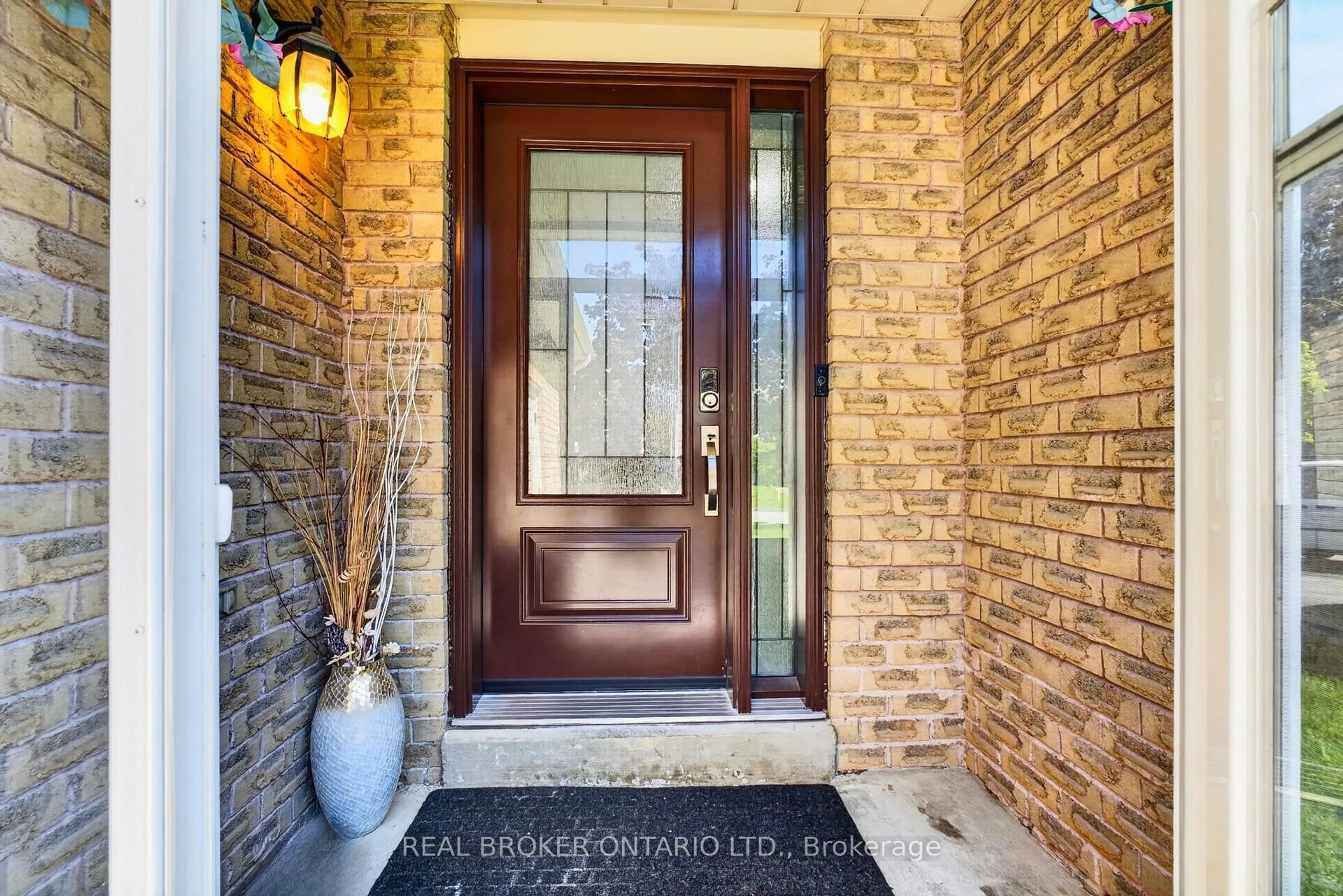 Indoor entryway for 1523 Bentley Lane, Pickering Ontario L1X 2M6