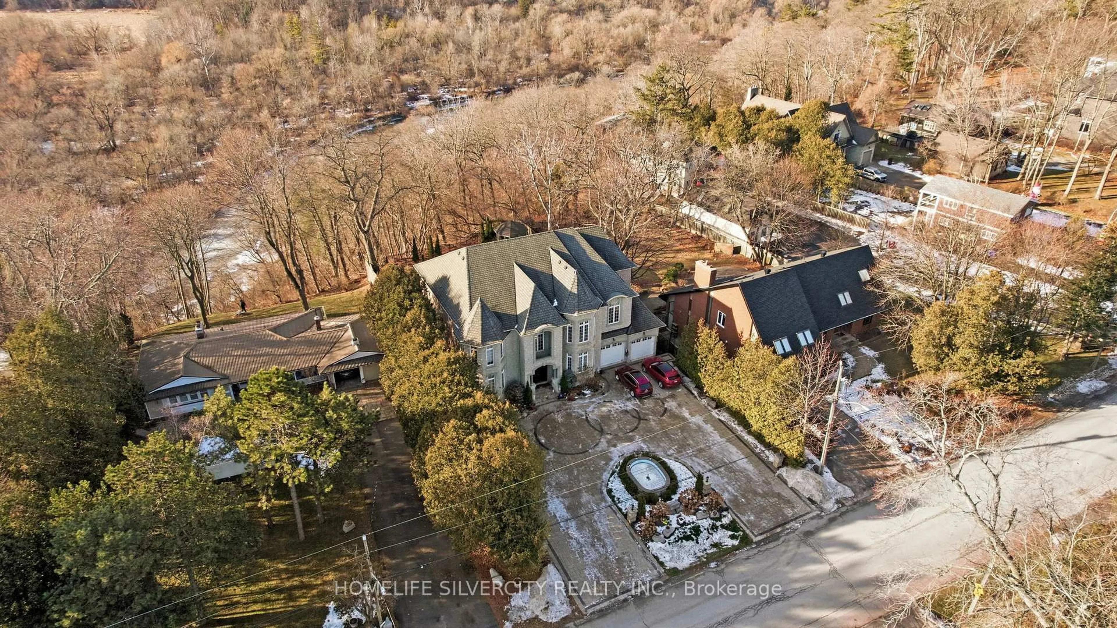 A pic from outside/outdoor area/front of a property/back of a property/a pic from drone, street for 492 Rougemount Dr, Pickering Ontario L1W 2B9