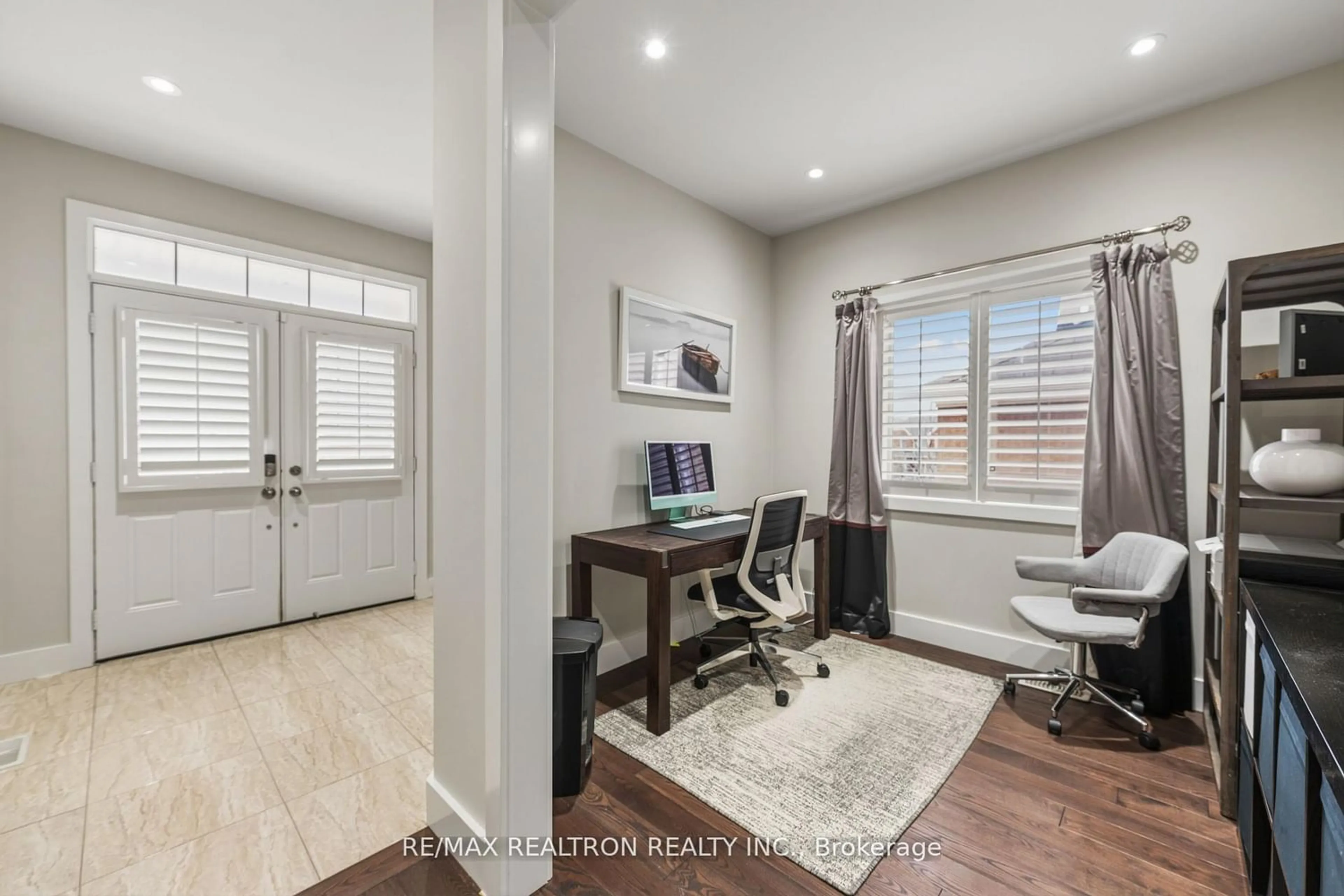 Indoor entryway for 1747 Goldsmith Dr, Oshawa Ontario L1K 0R3