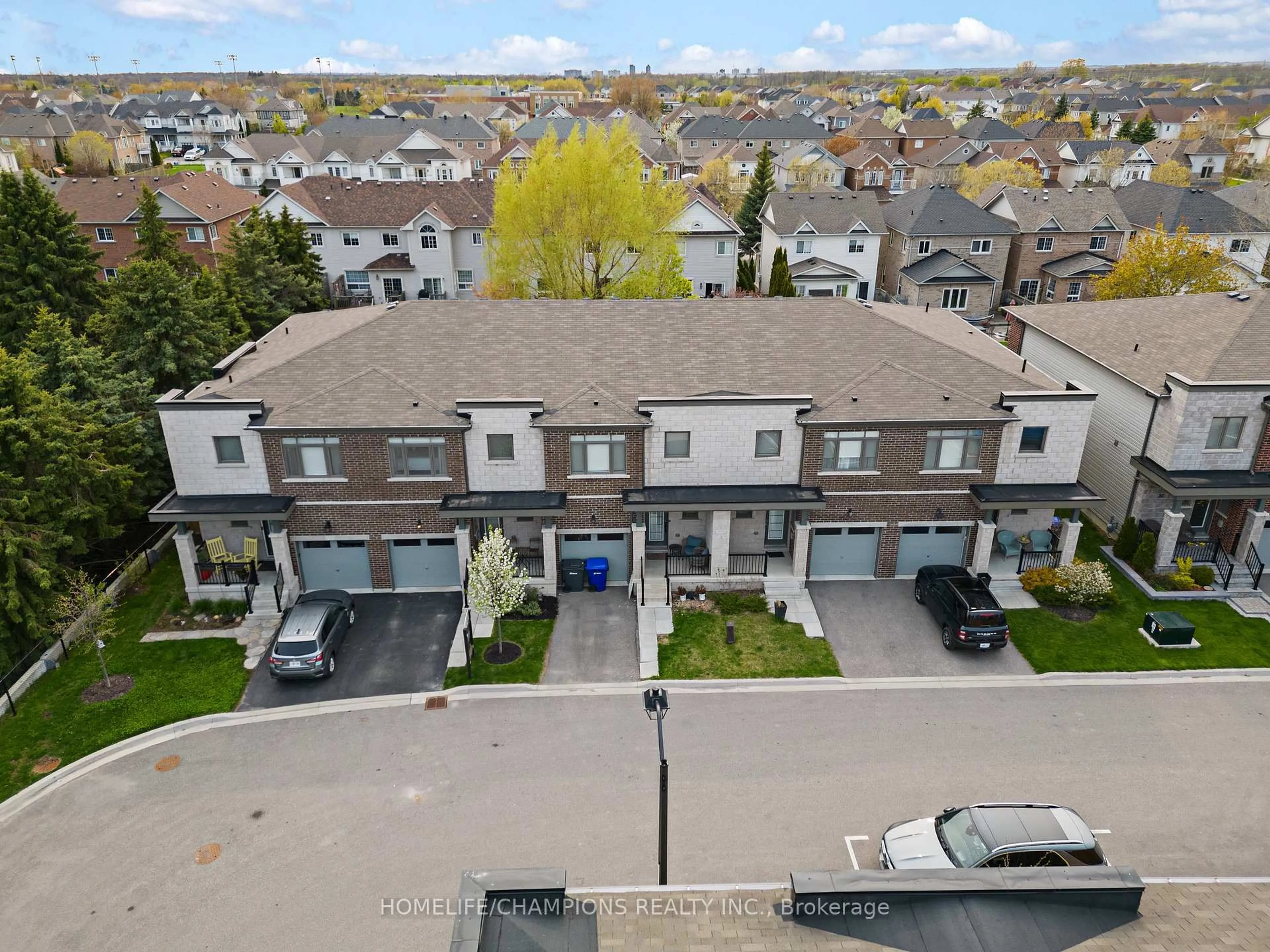A pic from outside/outdoor area/front of a property/back of a property/a pic from drone, street for 38 Longshore Way, Whitby Ontario L1N 0M1