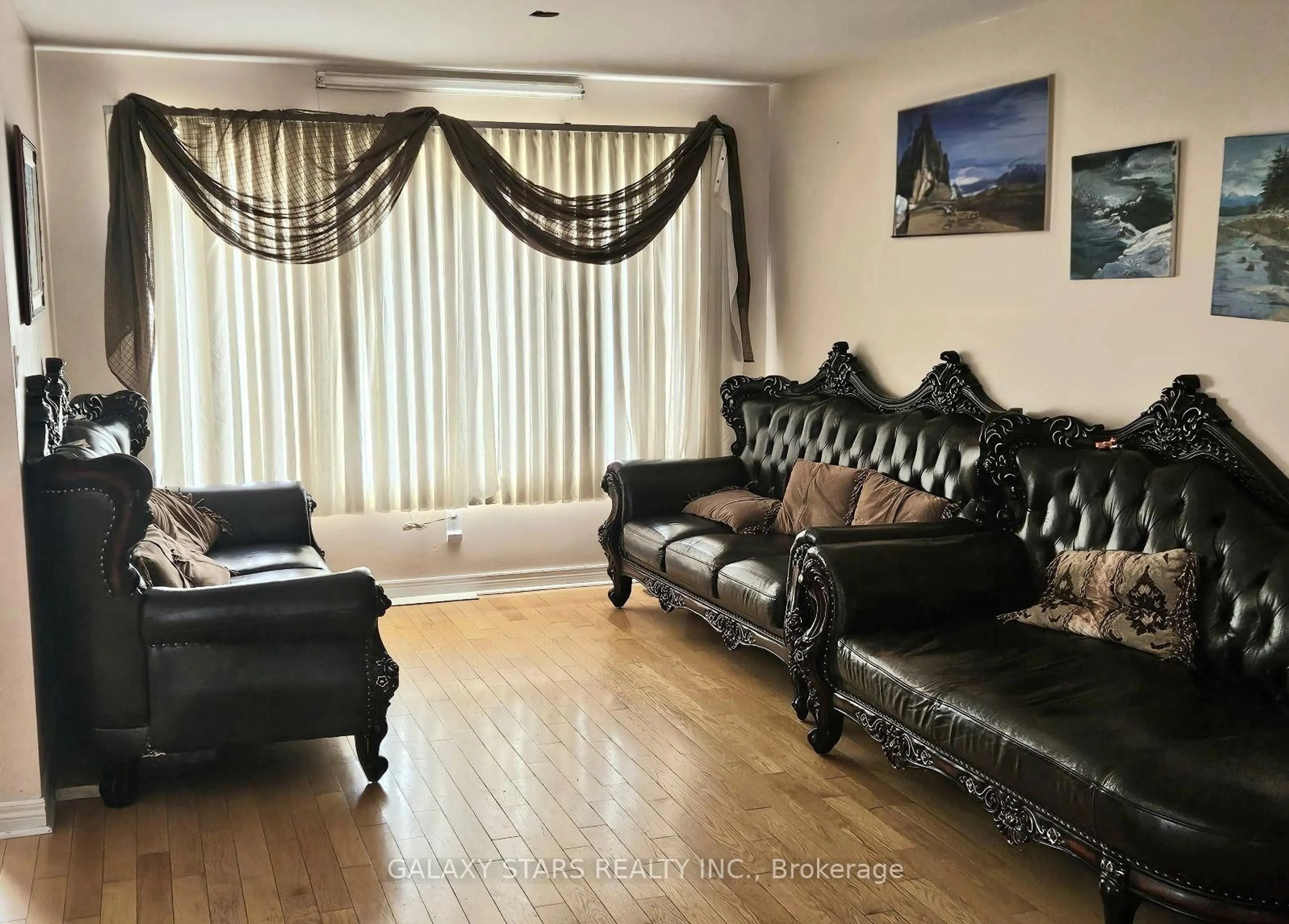 Living room with furniture, wood/laminate floor for 72 Niagara Dr, Oshawa Ontario L1G 8A5