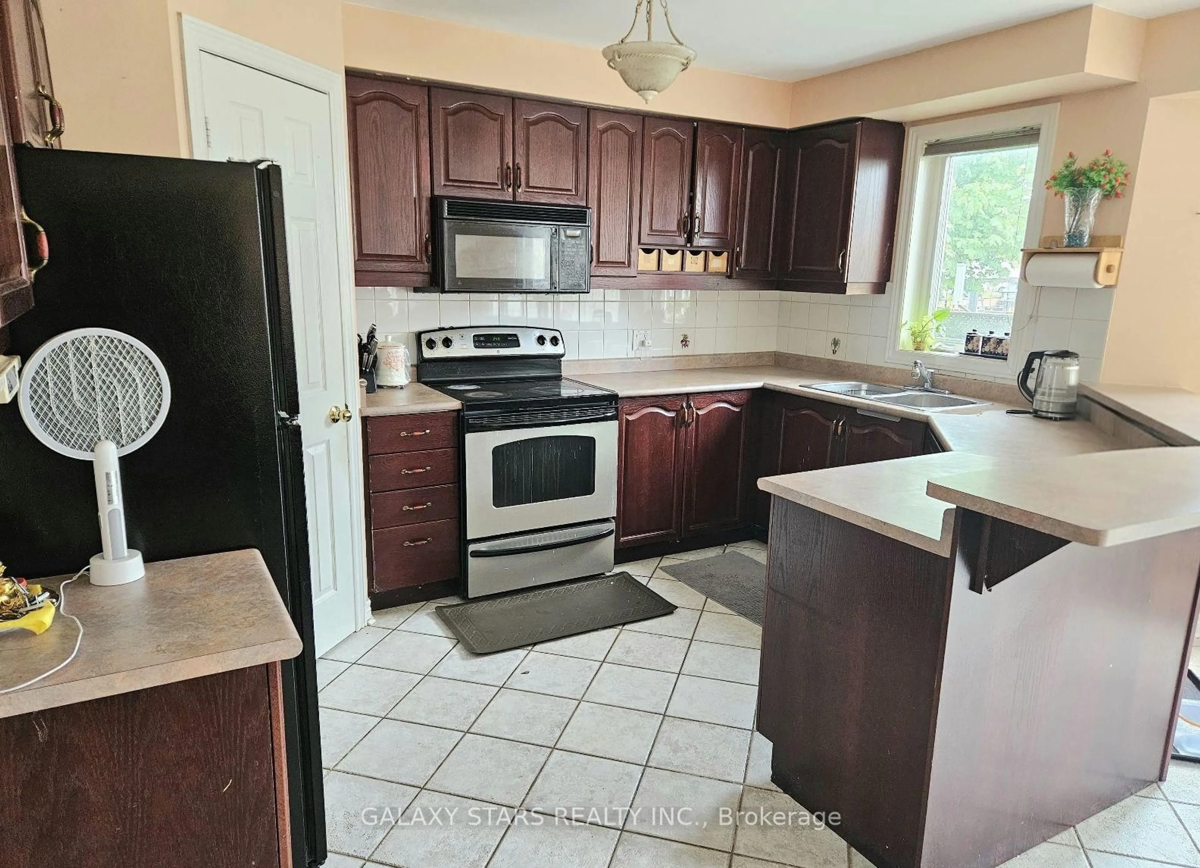 Standard kitchen, ceramic/tile floor for 72 Niagara Dr, Oshawa Ontario L1G 8A5