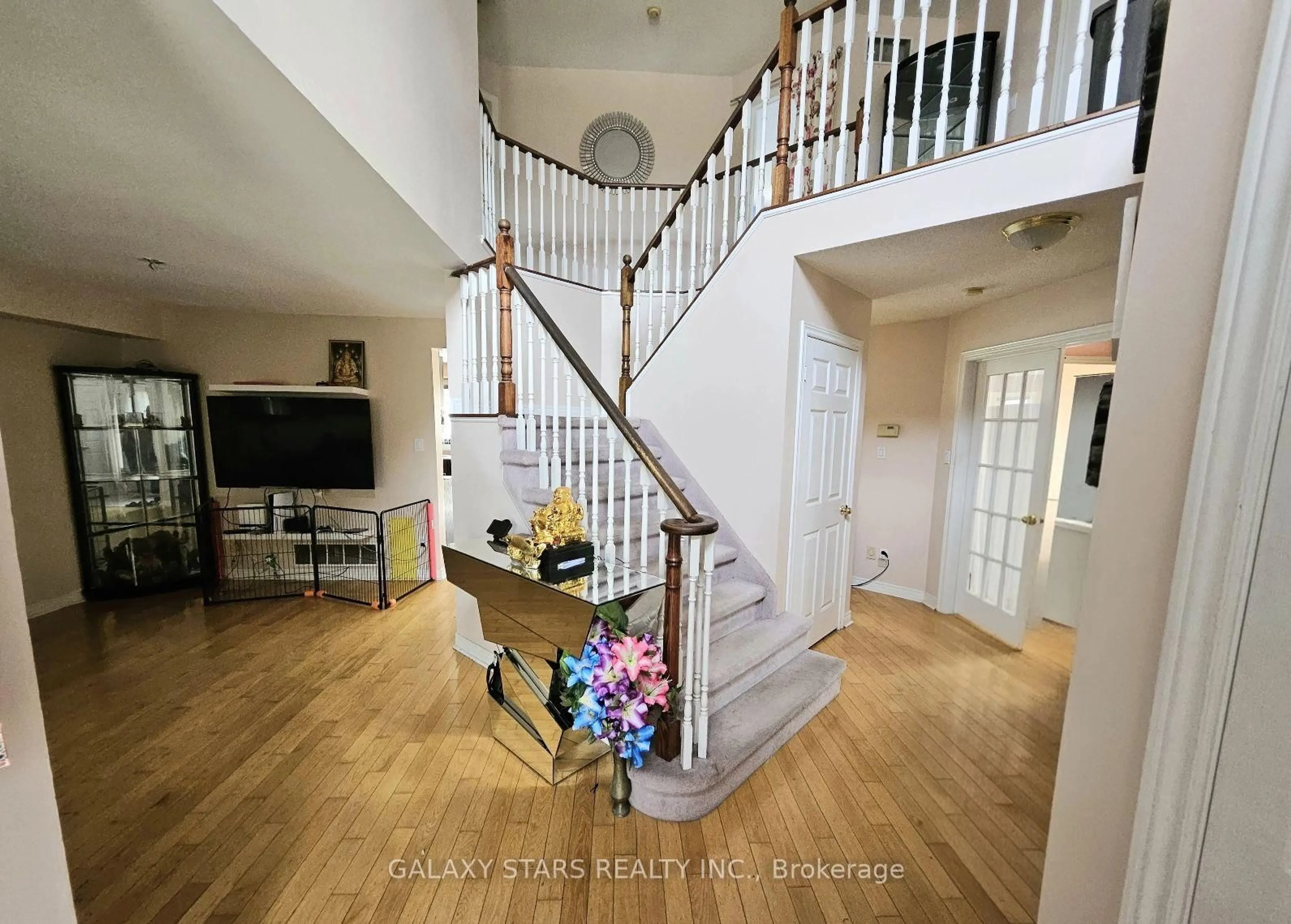 Indoor foyer for 72 Niagara Dr, Oshawa Ontario L1G 8A5
