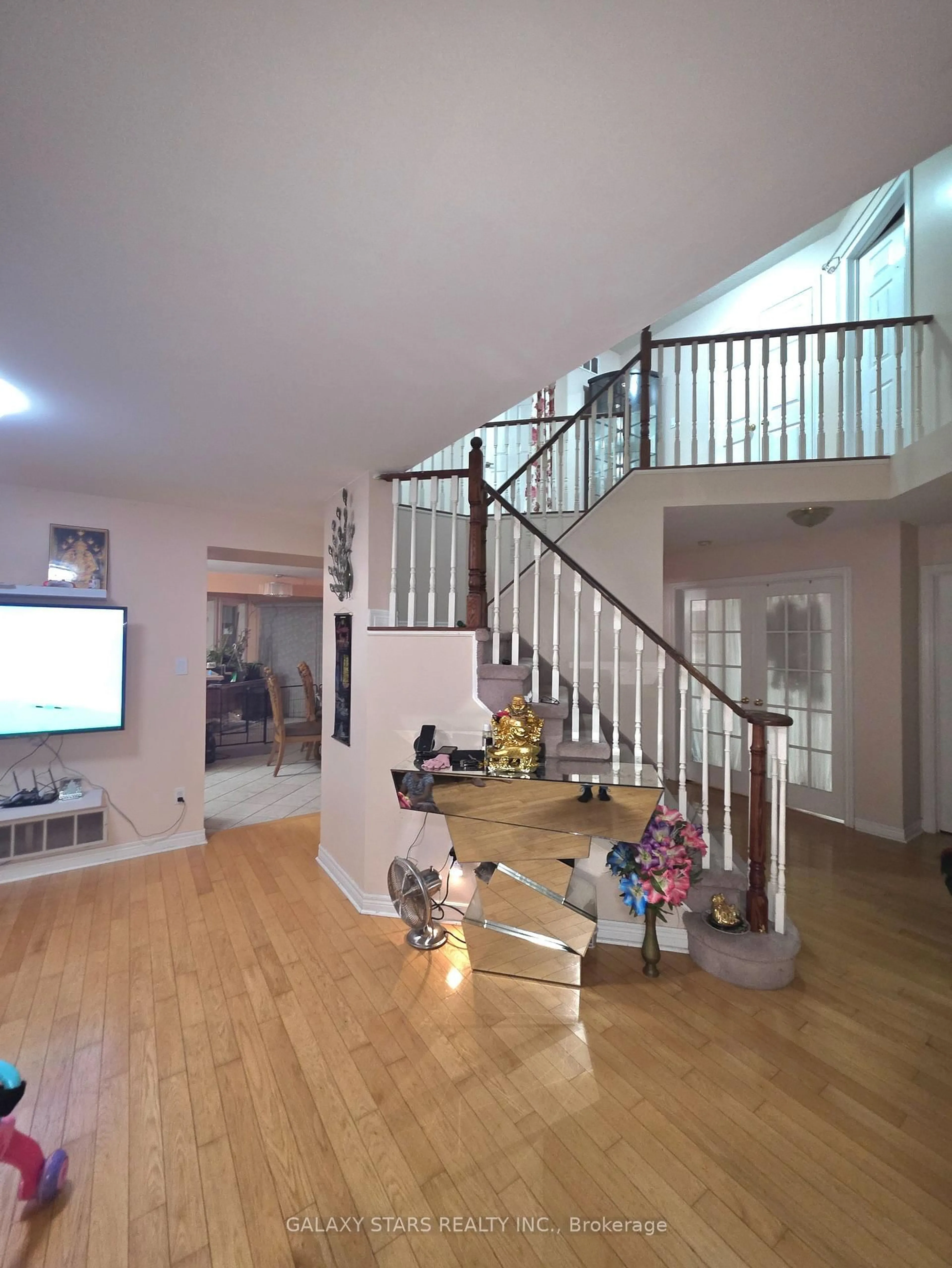 Indoor foyer for 72 Niagara Dr, Oshawa Ontario L1G 8A5