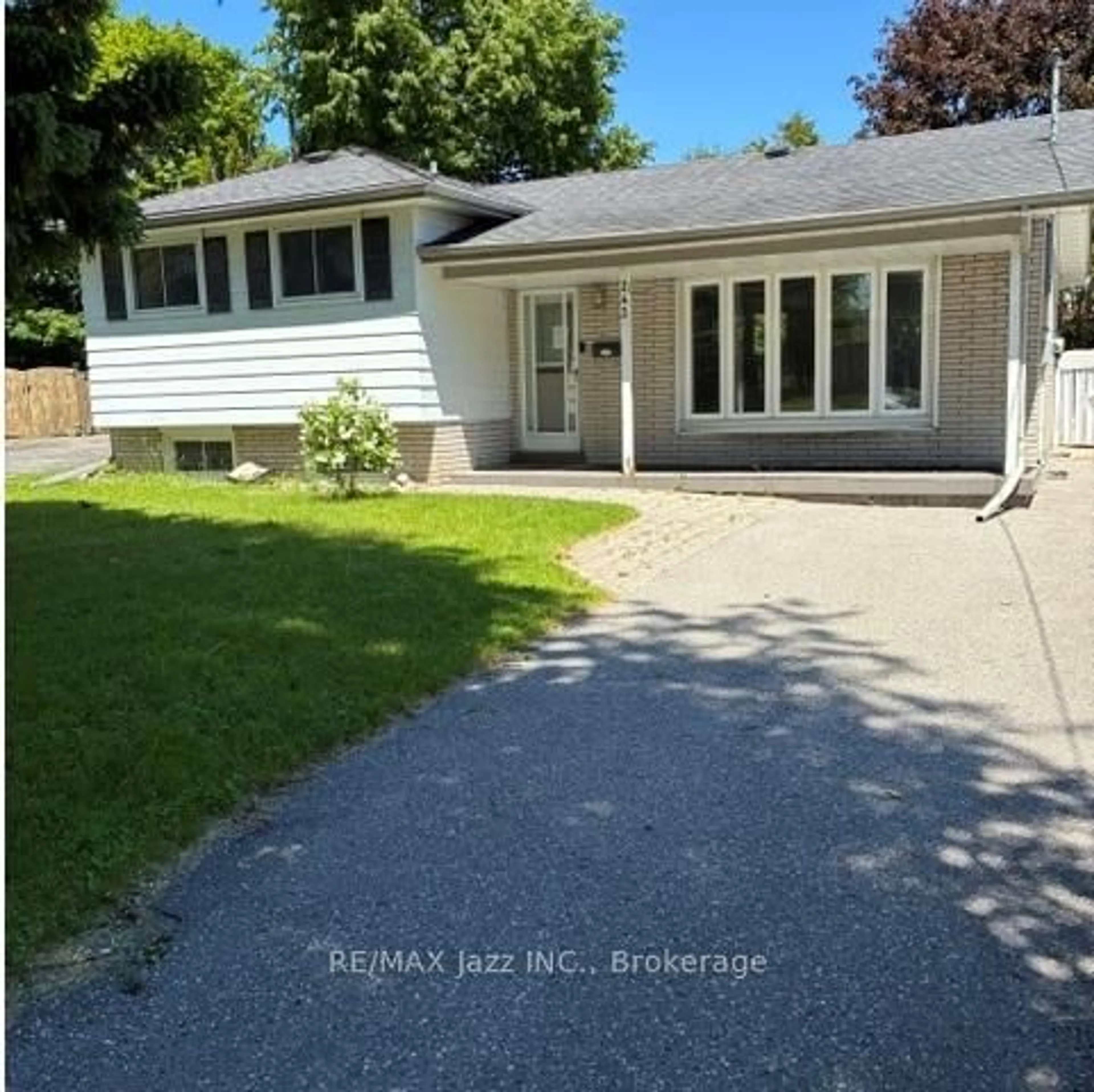 A pic from outside/outdoor area/front of a property/back of a property/a pic from drone, street for 243 Acadia Dr, Oshawa Ontario L1G 1X9