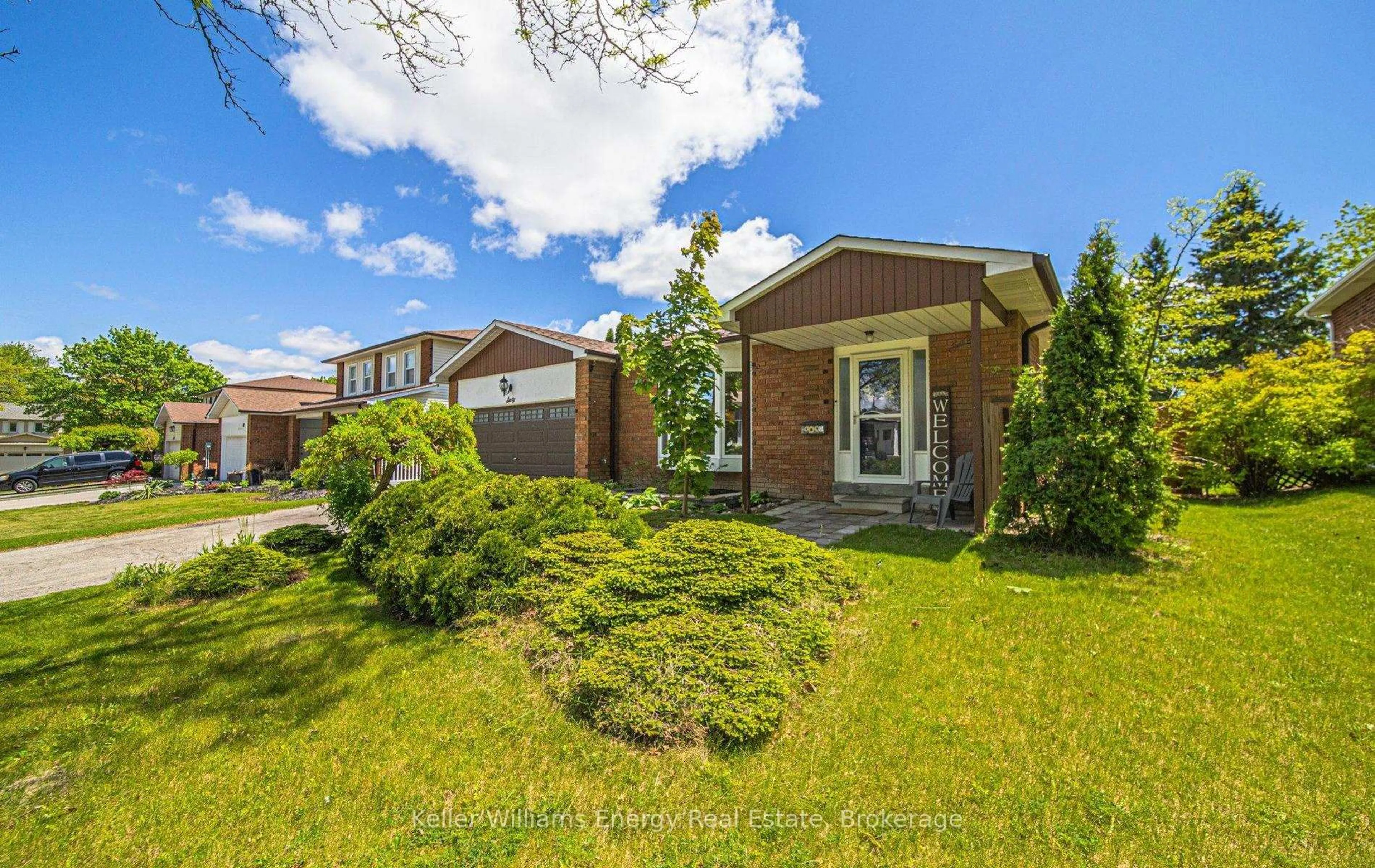 A pic from outside/outdoor area/front of a property/back of a property/a pic from drone, street for 60 Habitant Cres, Whitby Ontario L1P 1E2