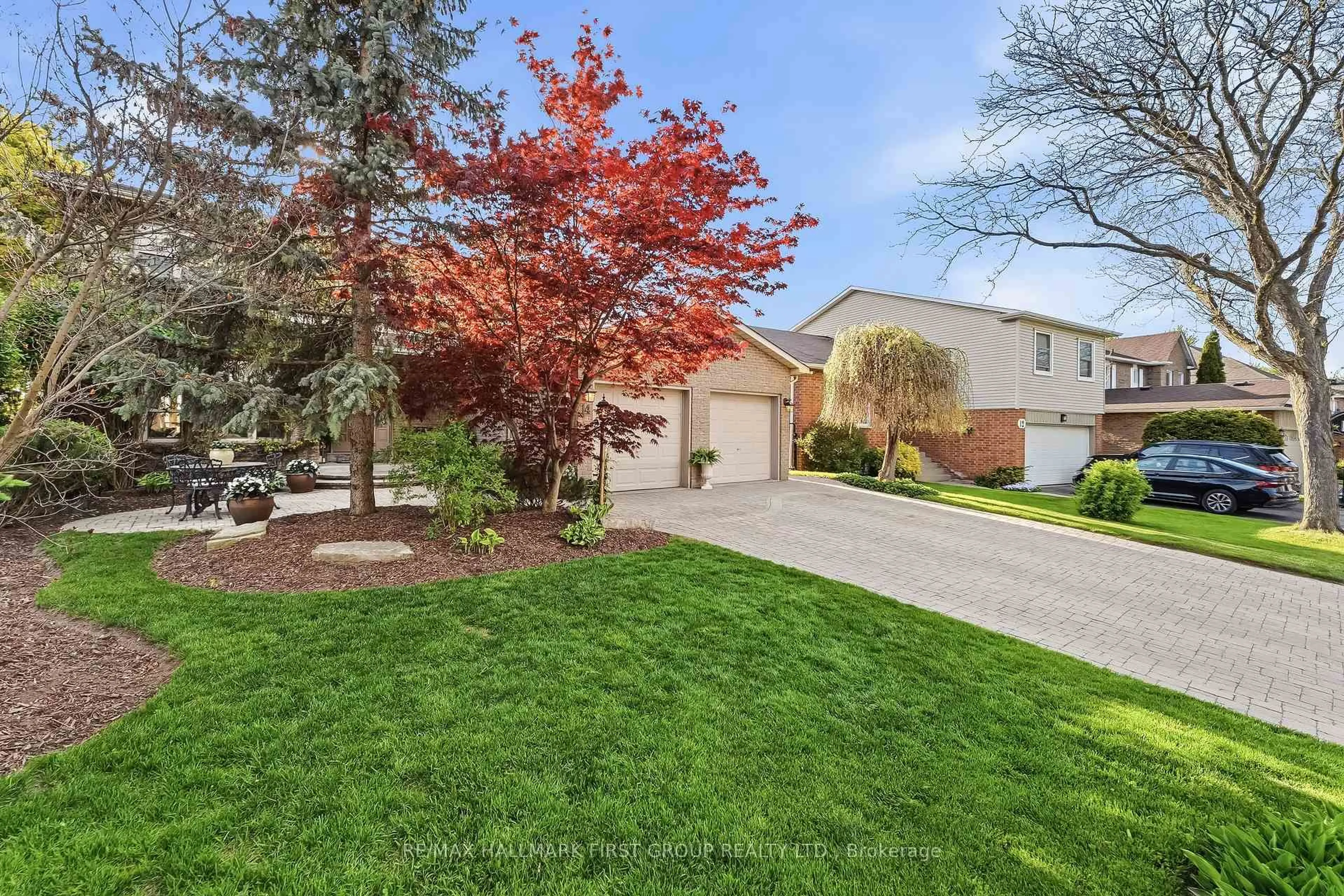 A pic from outside/outdoor area/front of a property/back of a property/a pic from drone, street for 14 Ormandy Crt, Whitby Ontario L1P 1E8
