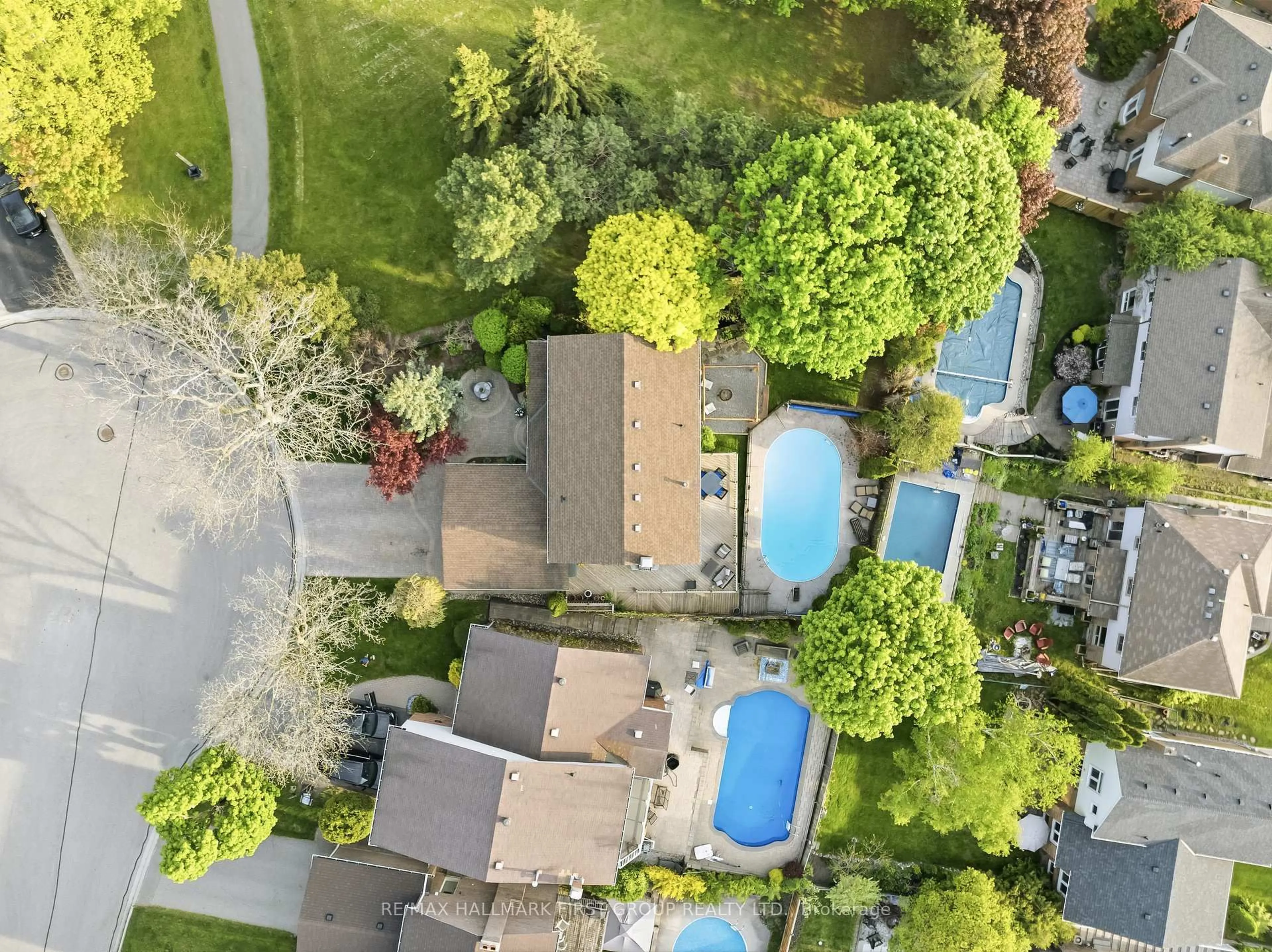 A pic from outside/outdoor area/front of a property/back of a property/a pic from drone, unknown for 14 Ormandy Crt, Whitby Ontario L1P 1E8