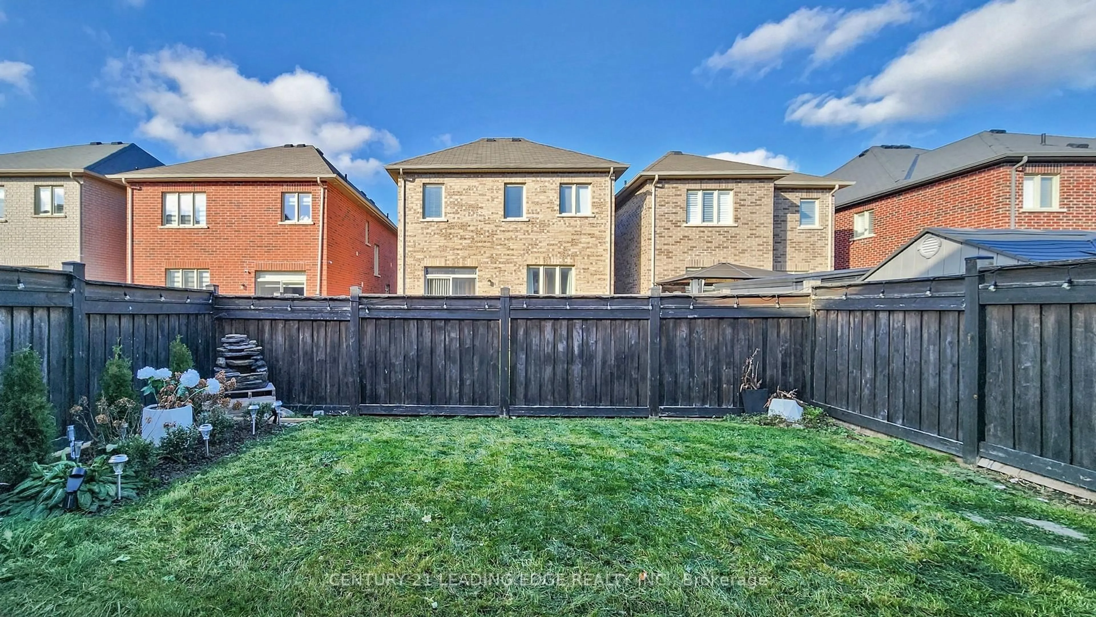 Patio, street for 1574 Edgecroft Dr, Pickering Ontario L1V 2P8