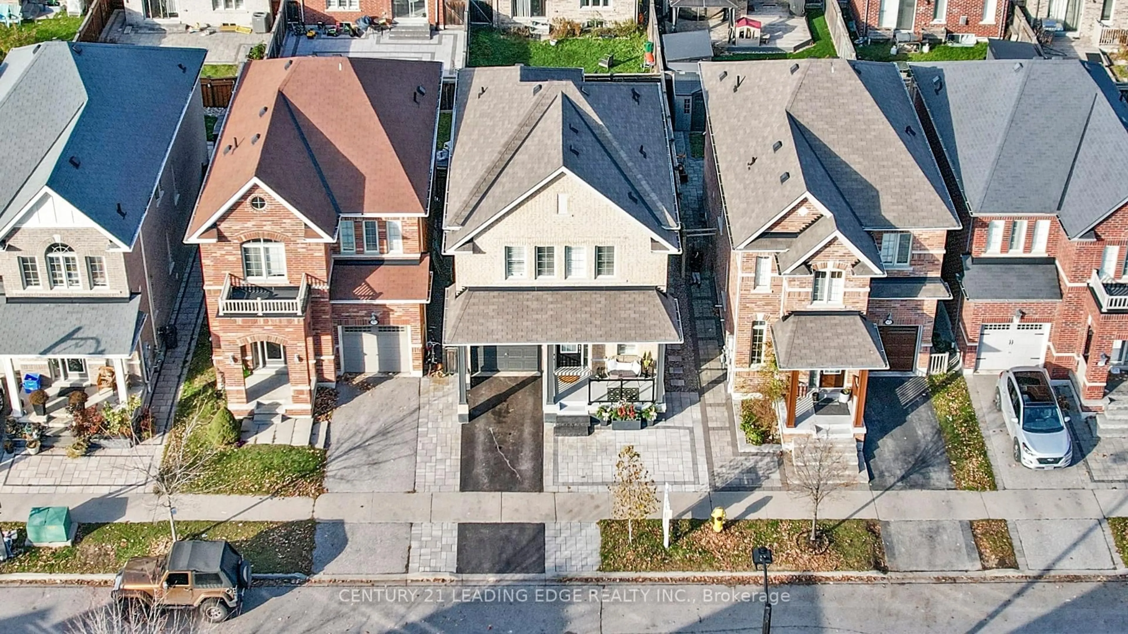 A pic from outside/outdoor area/front of a property/back of a property/a pic from drone, street for 1574 Edgecroft Dr, Pickering Ontario L1V 2P8