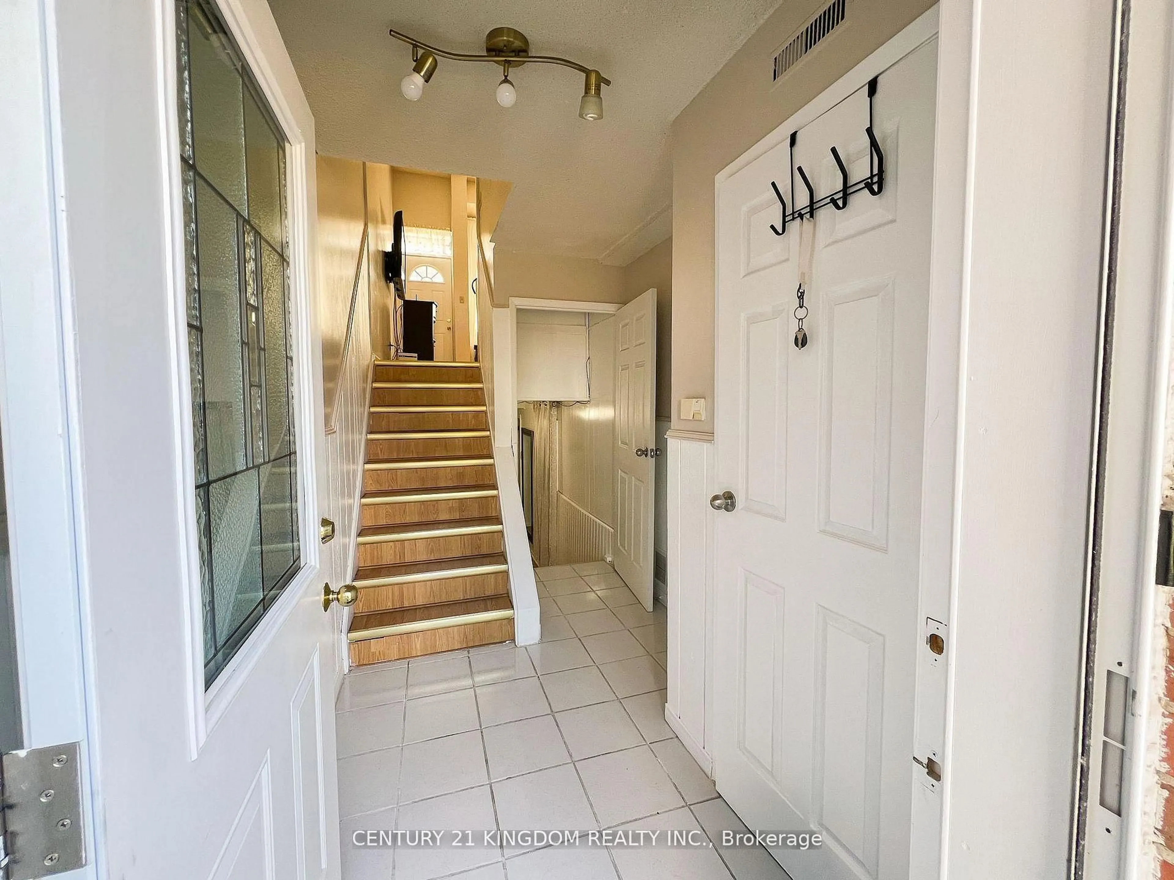 Indoor foyer for 30 Wingarden Crt #80, Toronto Ontario M1B 2K2